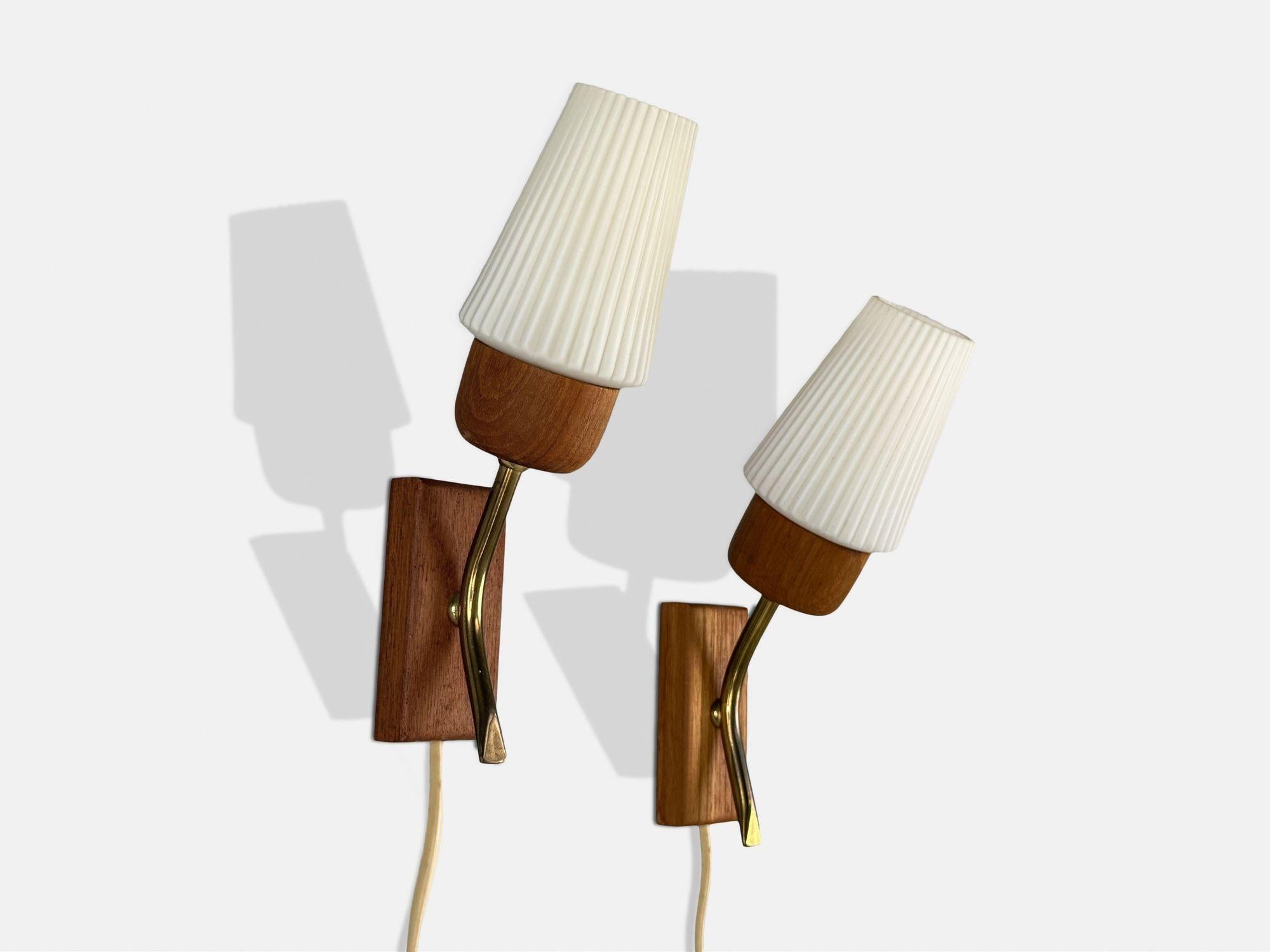 Moderno sueco de mediados de siglo, teca, latón, cristal, apliques o lámparas de pared, Suecia, años 60

Pareja de apliques de teca, latón y cristal diseñados y fabricados en Suecia c. 1960. Todos los ejemplares tienen placas traseras de teca,