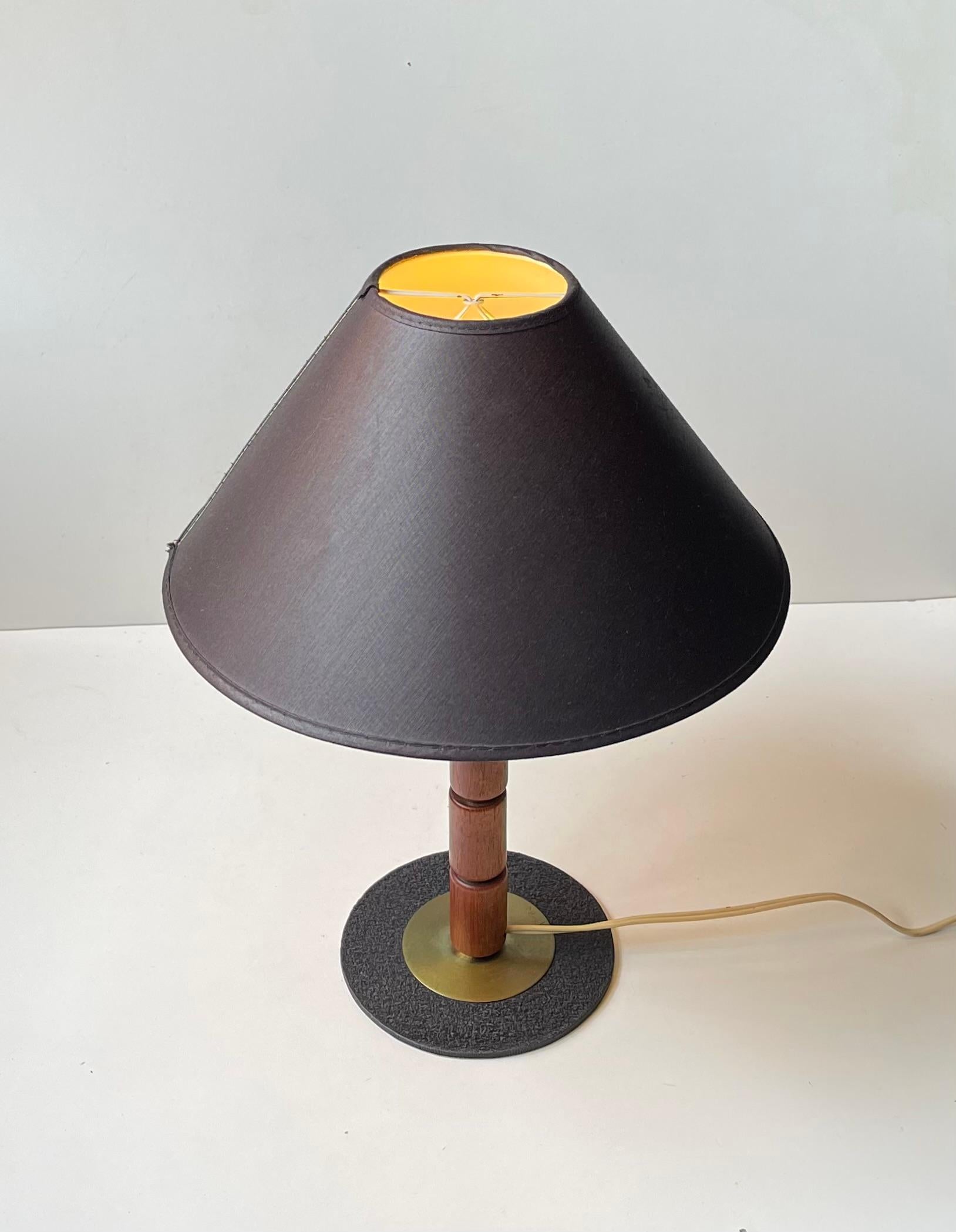 Schwedische moderne Tischlampe aus Teakholz und Messing mit schwarzem Textilschirm, 1960er Jahre im Angebot 5