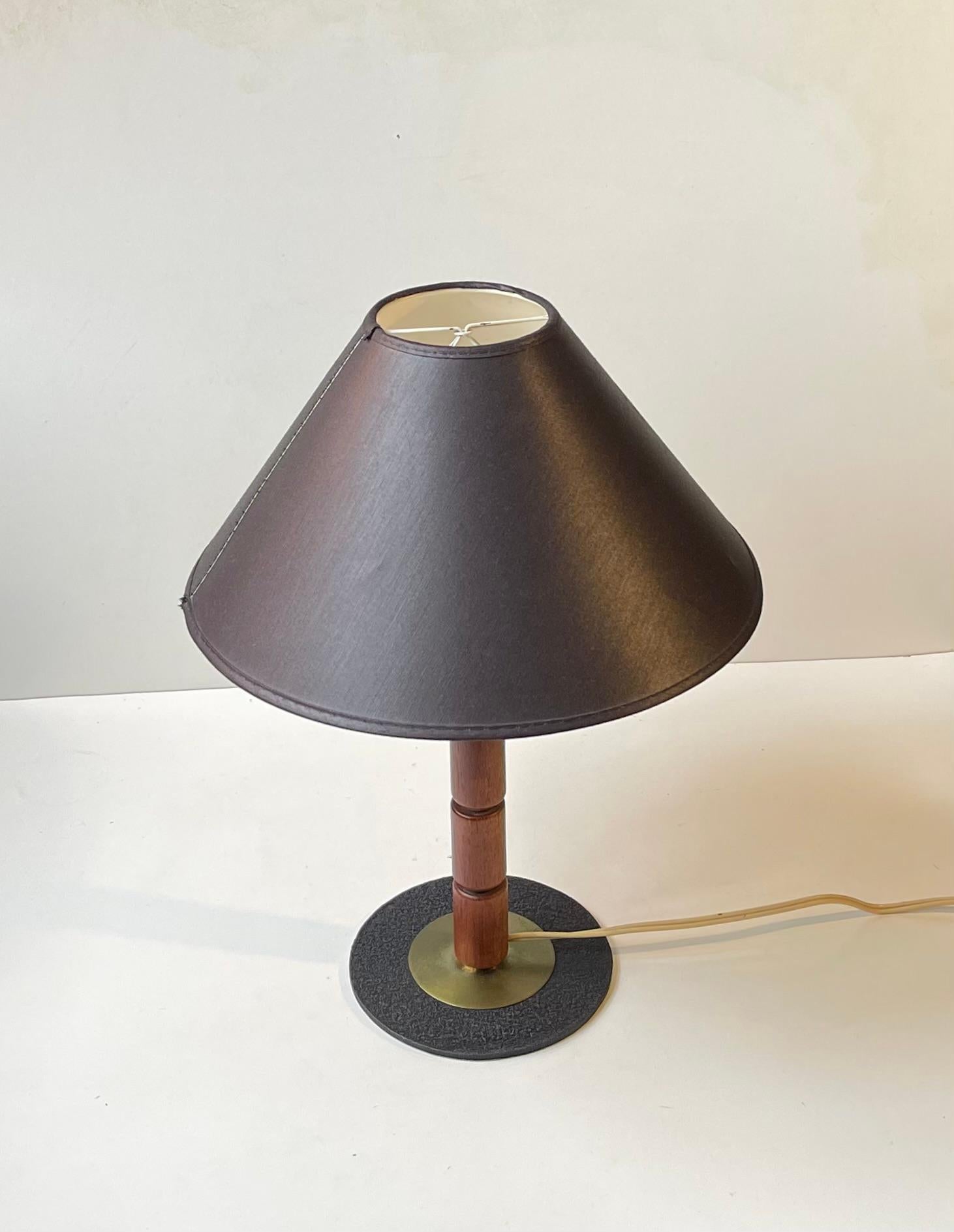 Schwedische moderne Tischlampe aus Teakholz und Messing mit schwarzem Textilschirm, 1960er Jahre (Skandinavische Moderne) im Angebot