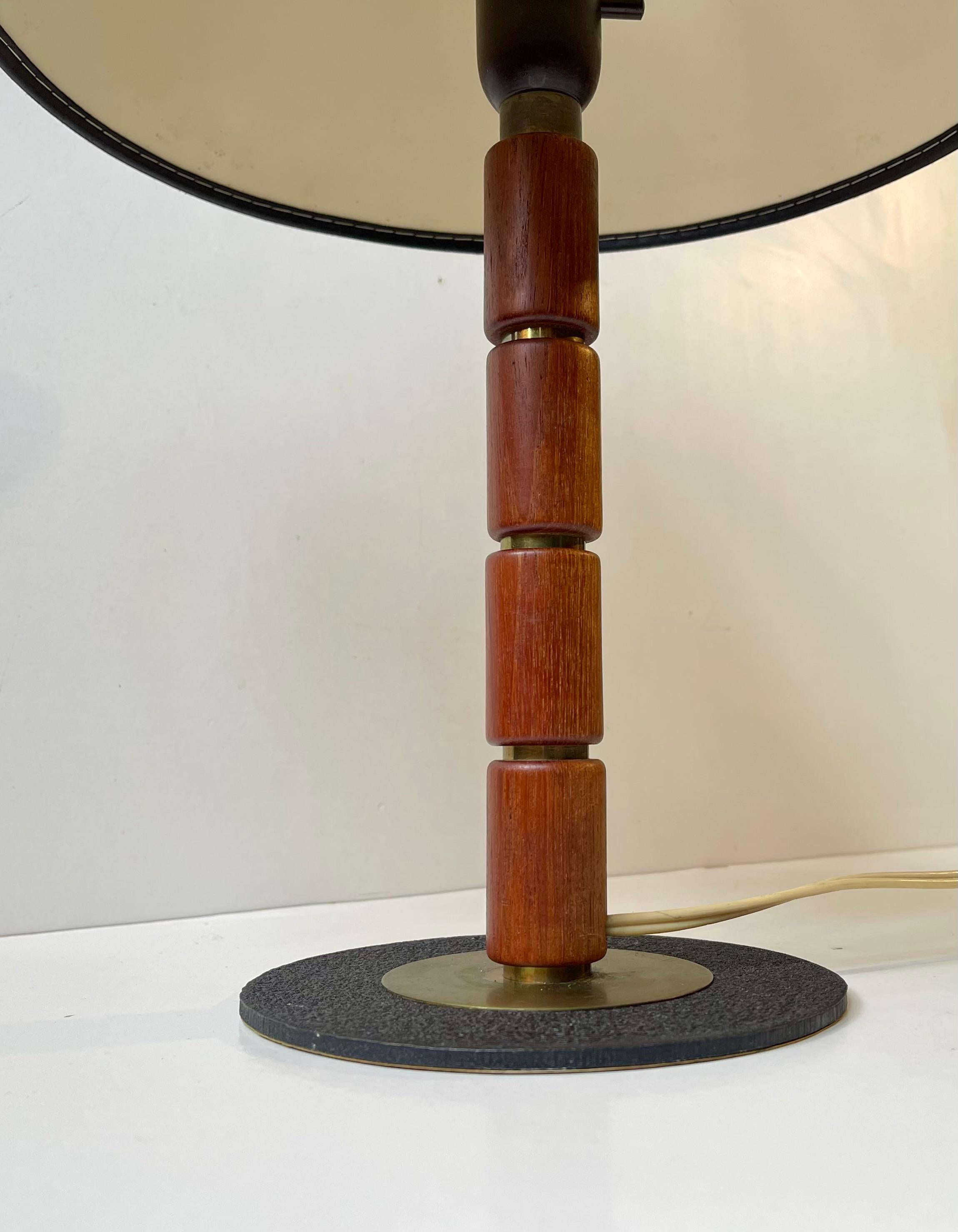 Schwedische moderne Tischlampe aus Teakholz und Messing mit schwarzem Textilschirm, 1960er Jahre im Zustand „Gut“ im Angebot in Esbjerg, DK
