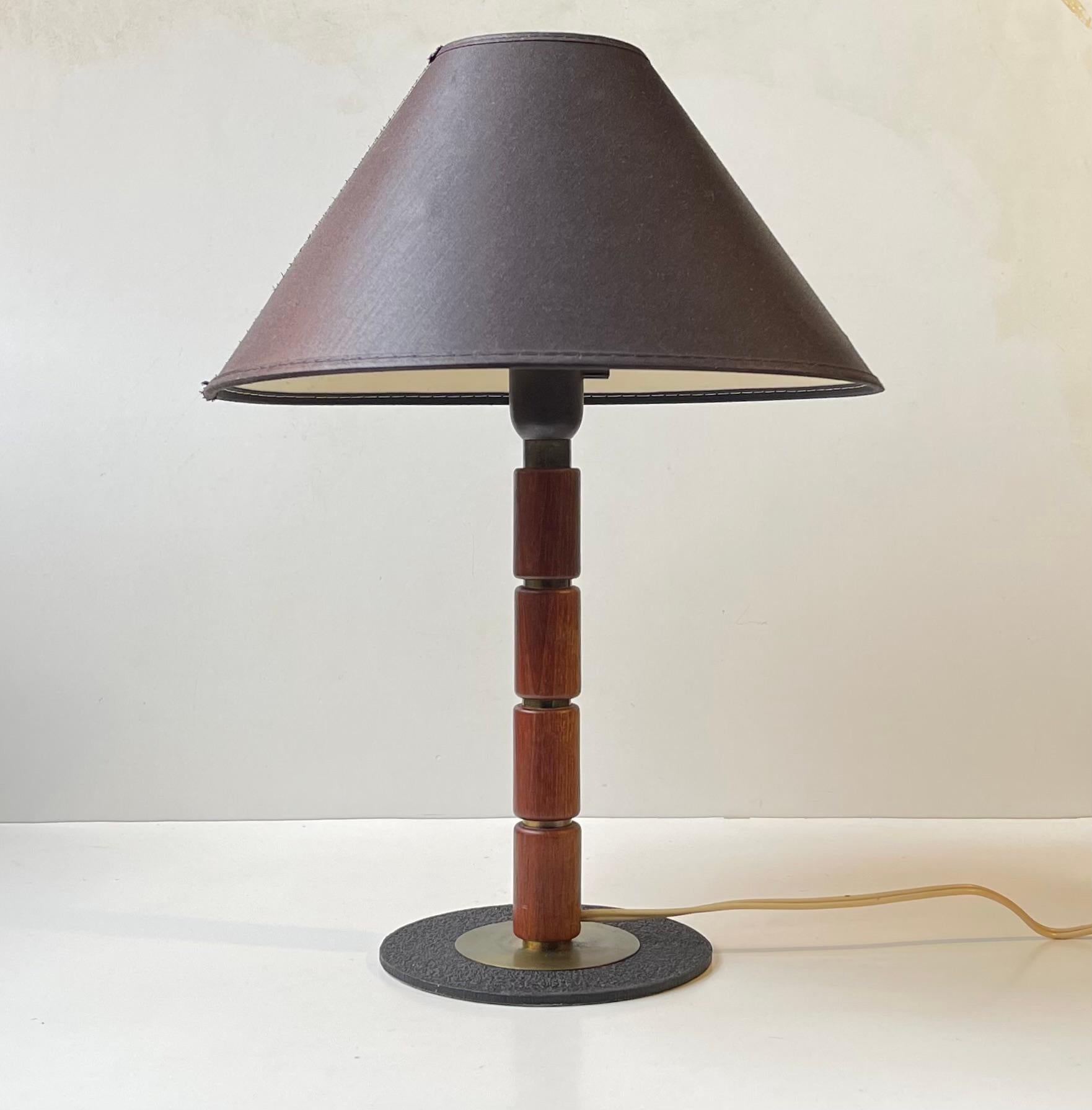 Schwedische moderne Tischlampe aus Teakholz und Messing mit schwarzem Textilschirm, 1960er Jahre im Angebot 1