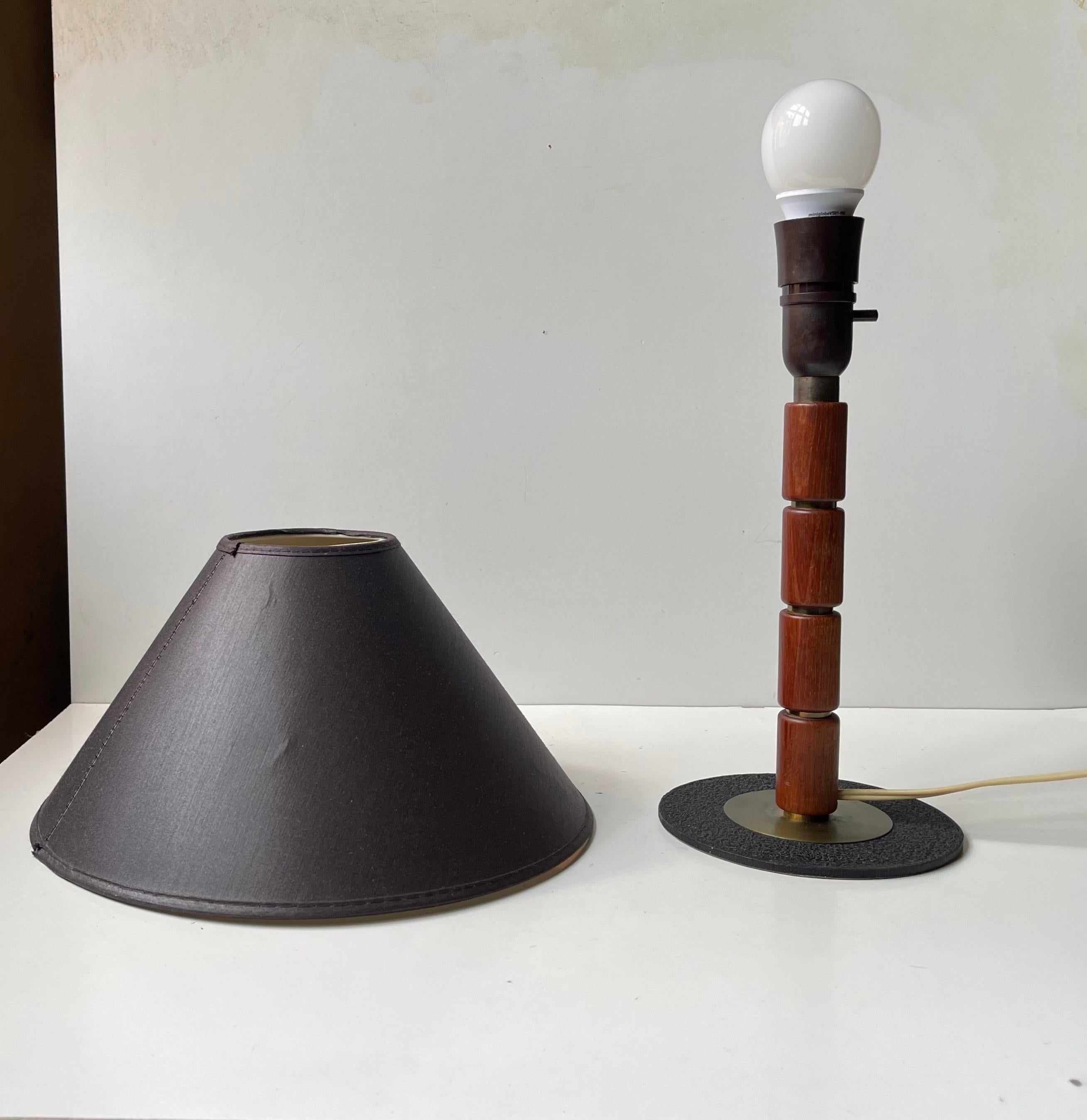 Schwedische moderne Tischlampe aus Teakholz und Messing mit schwarzem Textilschirm, 1960er Jahre im Angebot 2