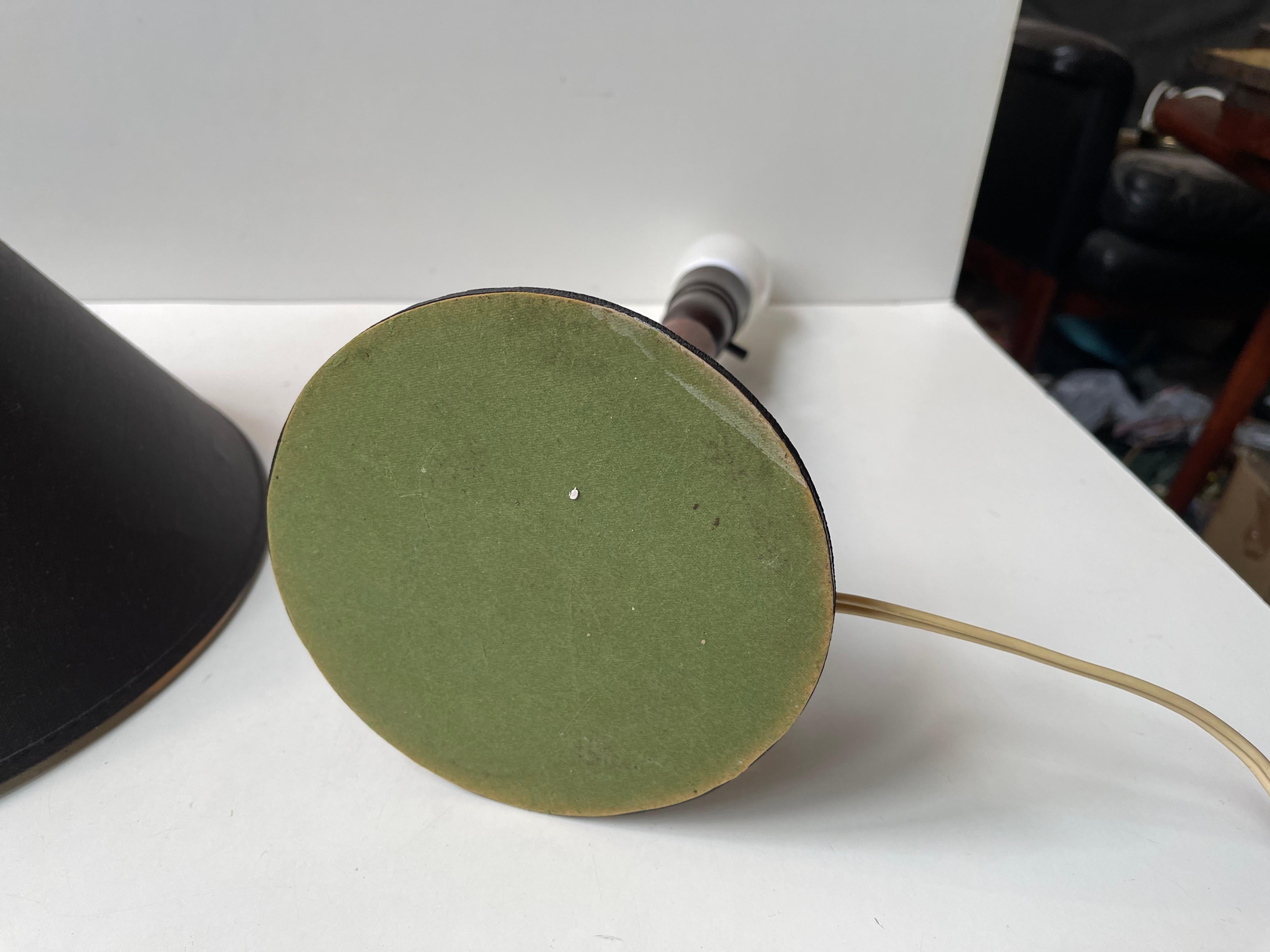 Schwedische moderne Tischlampe aus Teakholz und Messing mit schwarzem Textilschirm, 1960er Jahre im Angebot 3