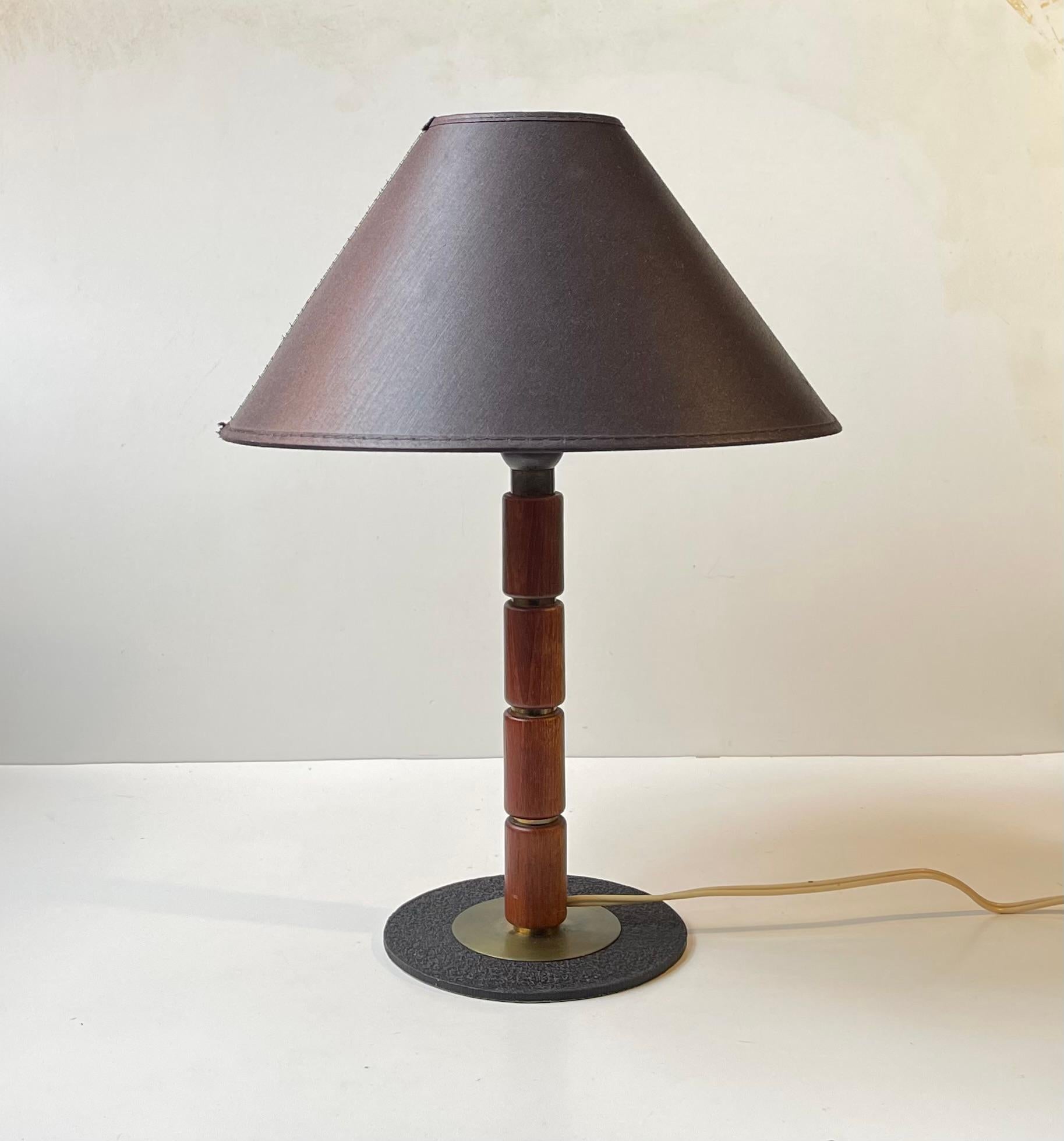 Schwedische moderne Tischlampe aus Teakholz und Messing mit schwarzem Textilschirm, 1960er Jahre im Angebot 4
