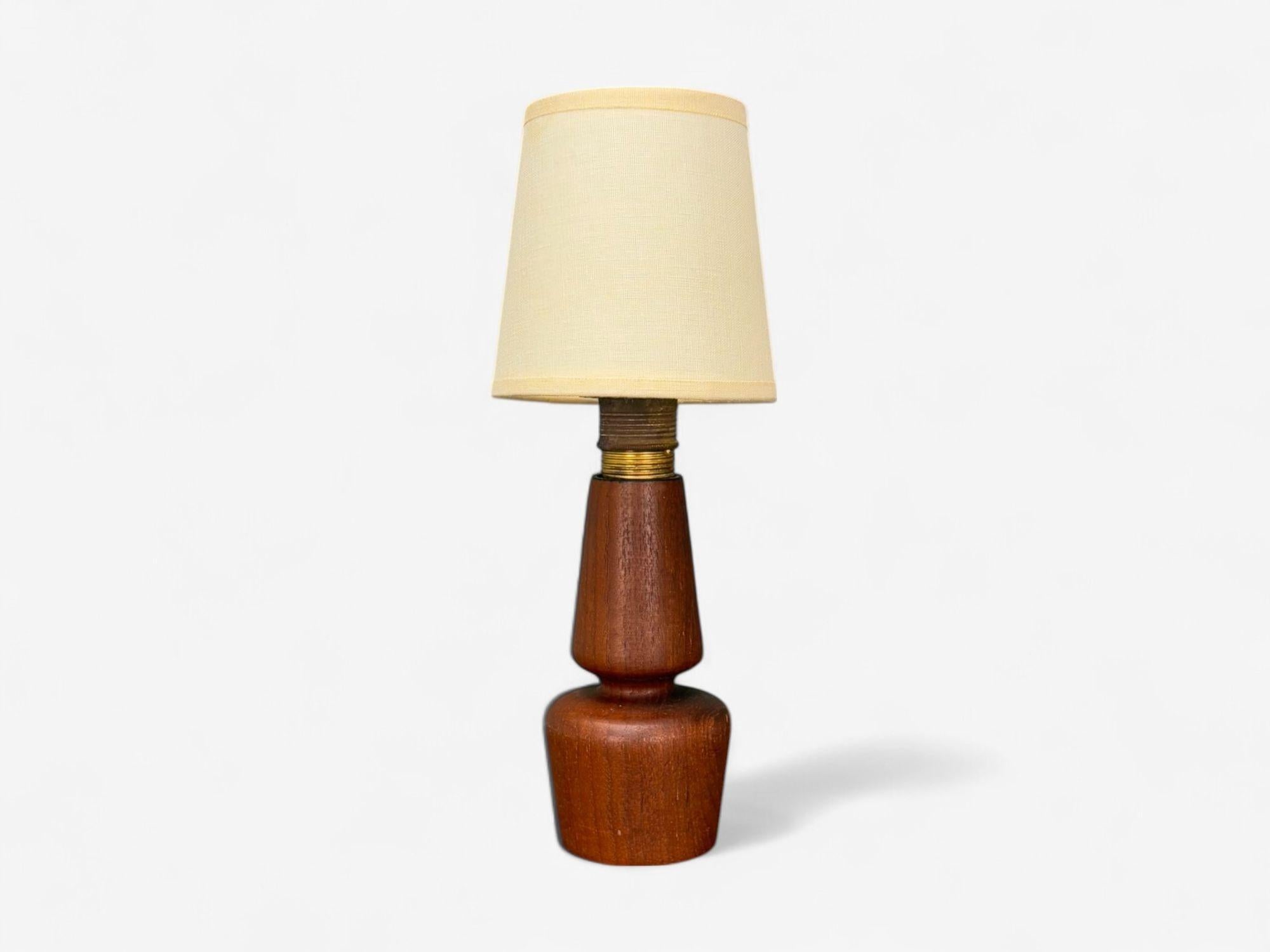 Schwedische Moderne, Teakholz, kleine Tischlampe, Schweden, 1940er Jahre (Moderne der Mitte des Jahrhunderts) im Angebot