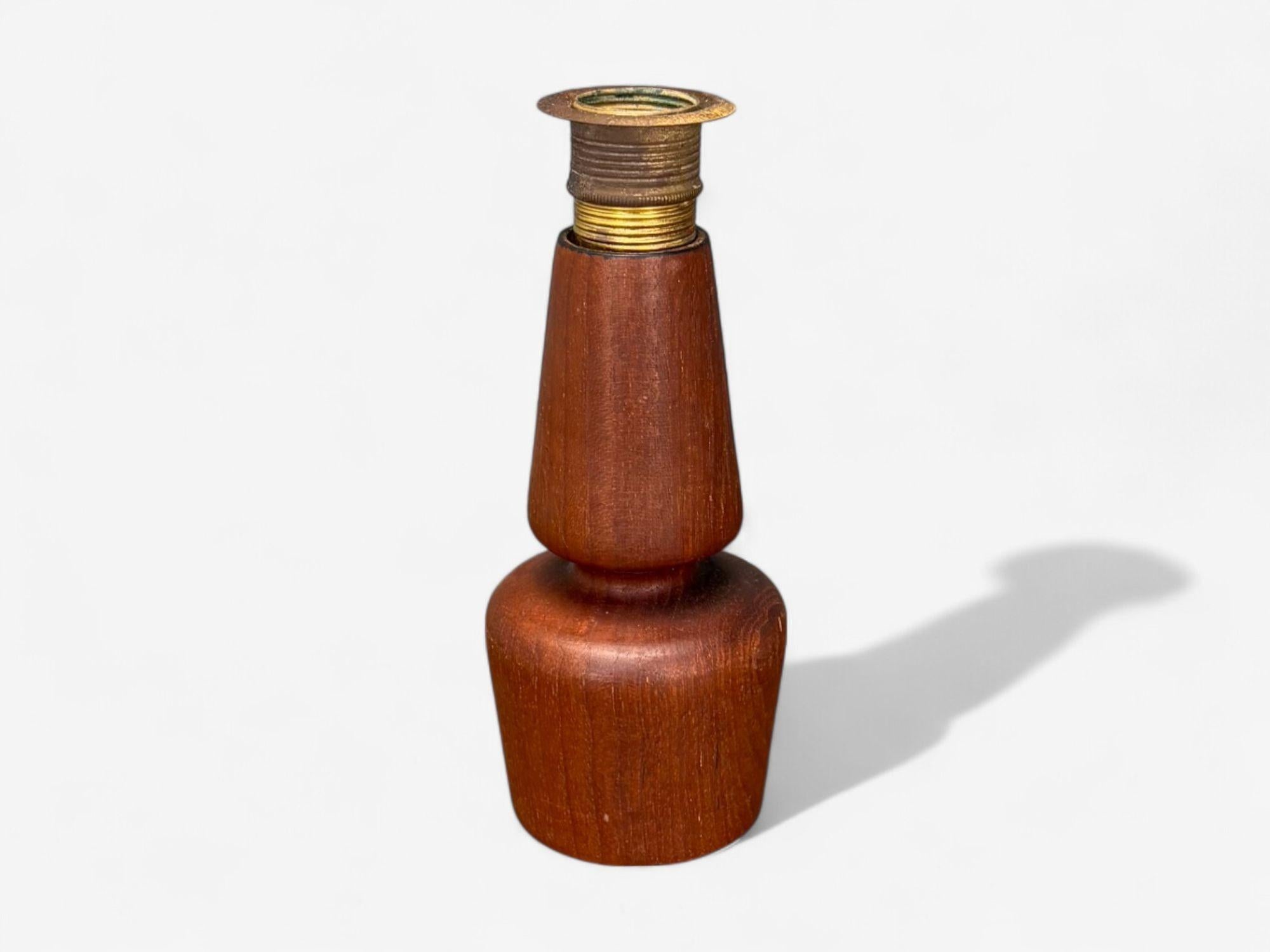 Schwedische Moderne, Teakholz, kleine Tischlampe, Schweden, 1940er Jahre im Zustand „Gut“ im Angebot in Manhasset, NY