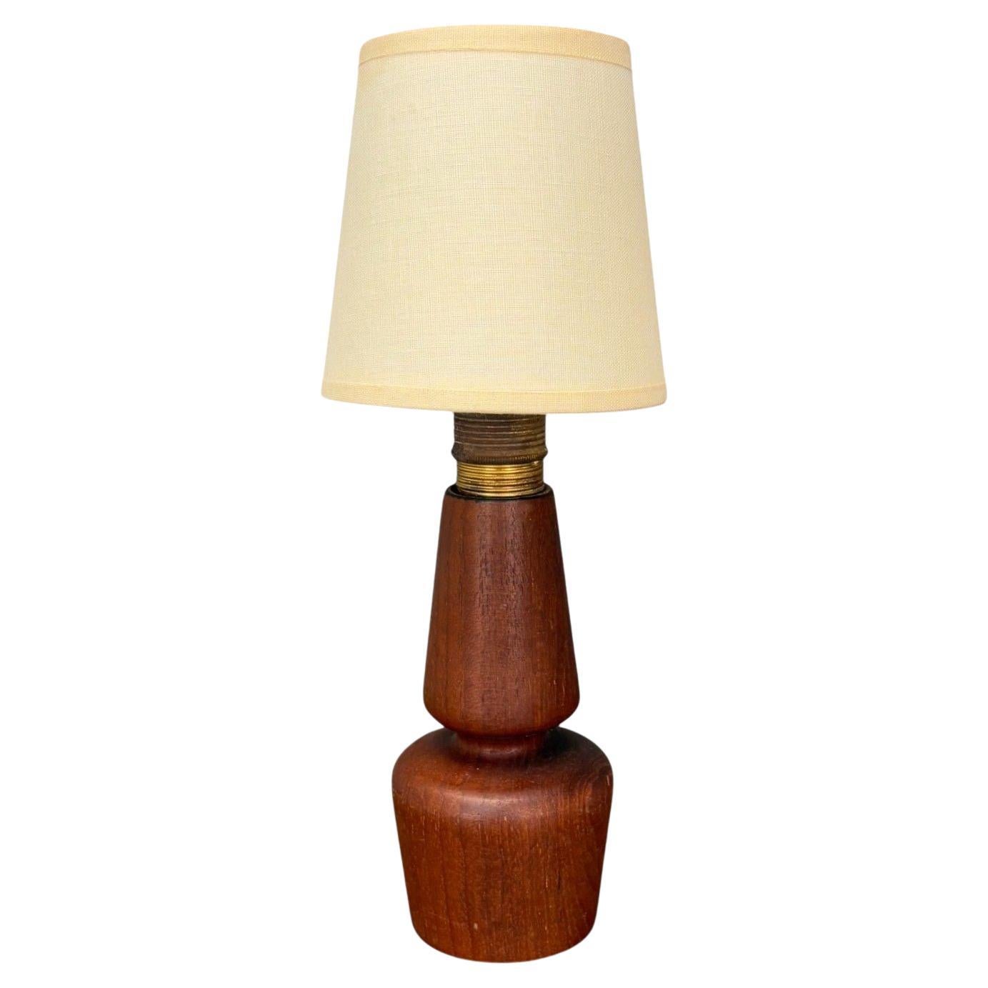 Schwedische Moderne, Teakholz, kleine Tischlampe, Schweden, 1940er Jahre