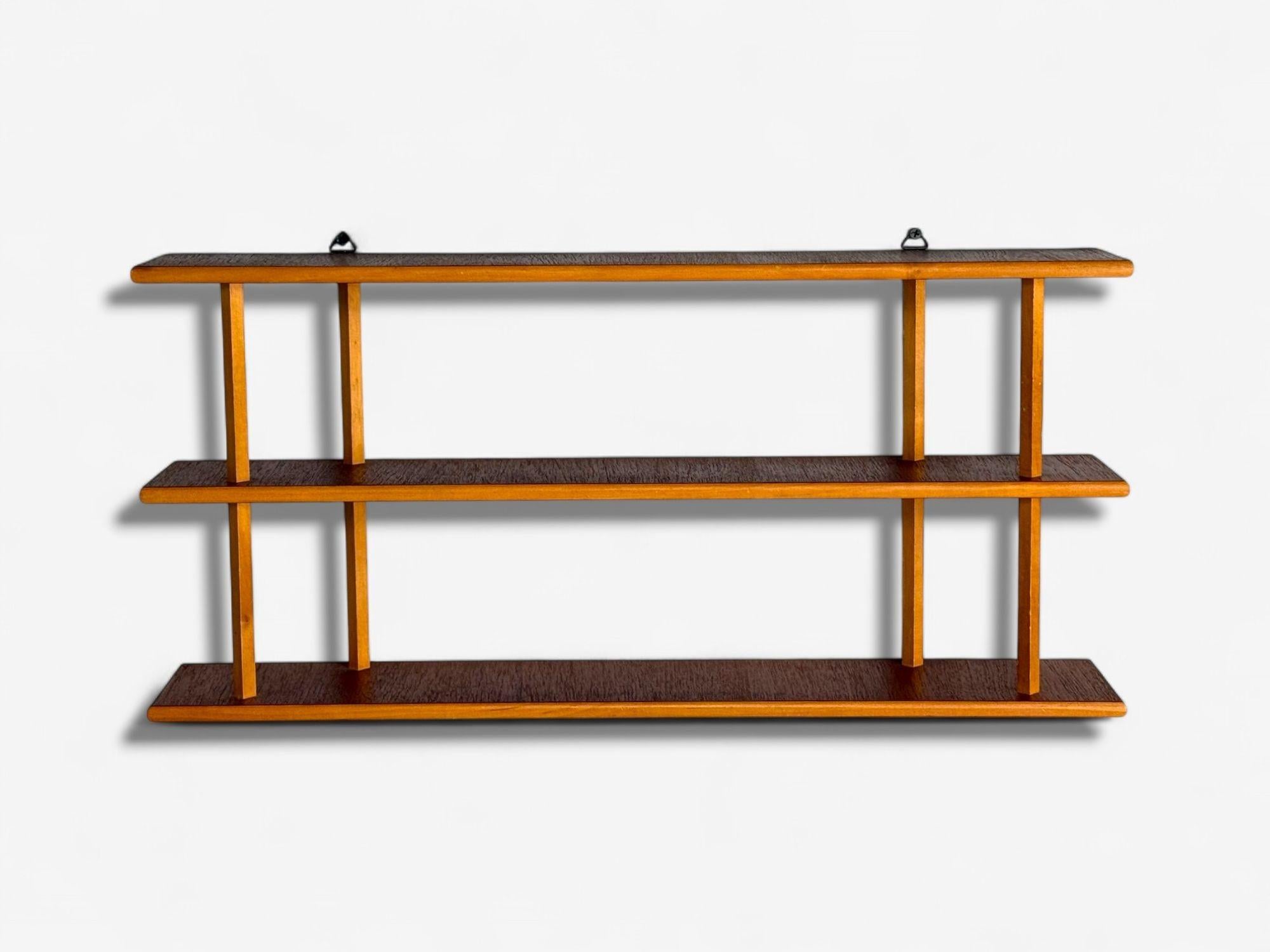 Scaffale da parete moderno svedese, in teak, Svezia, anni '50

Una piccola mensola da parete in teak prodotta in Svezia negli anni '50 circa, con tre livelli e due ganci in ottone per appenderla.

Teak, Svezia, anni '50 ca.

Altezza: 11 pollici,