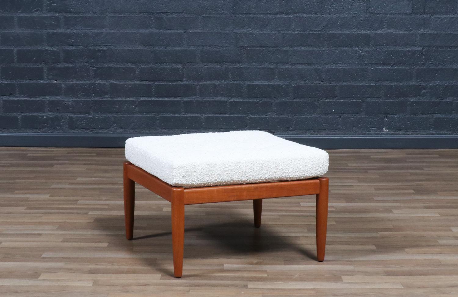 ________________________________________

Transformer un meuble moderne du milieu du siècle, c'est comme redonner vie à l'histoire, et nous entreprenons ce voyage avec passion et précision. Avec plus de 17 ans d'expertise artisanale, notre studio de