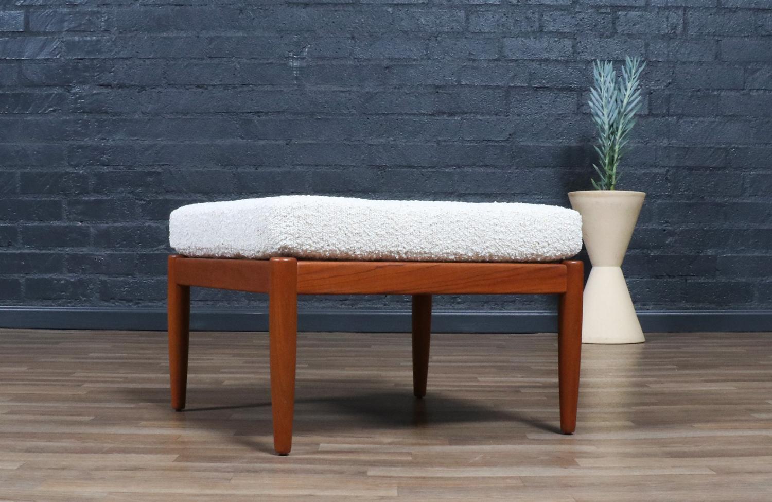 Tabouret moderne suédois en teck par Folke Ohlsson pour Dux Excellent état - En vente à Los Angeles, CA