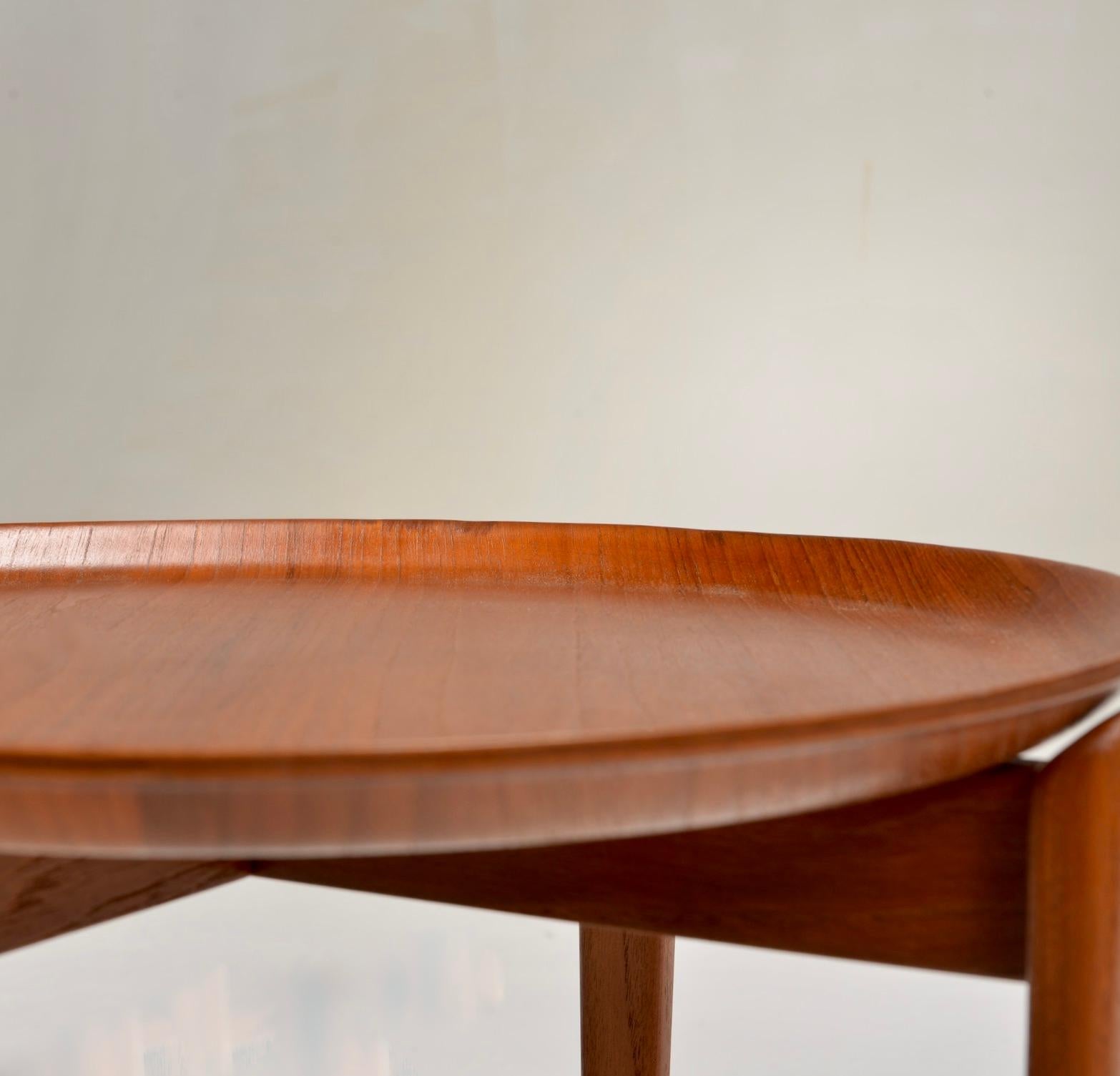 Table d'appoint en teck The Moderns suédoise en vente 4