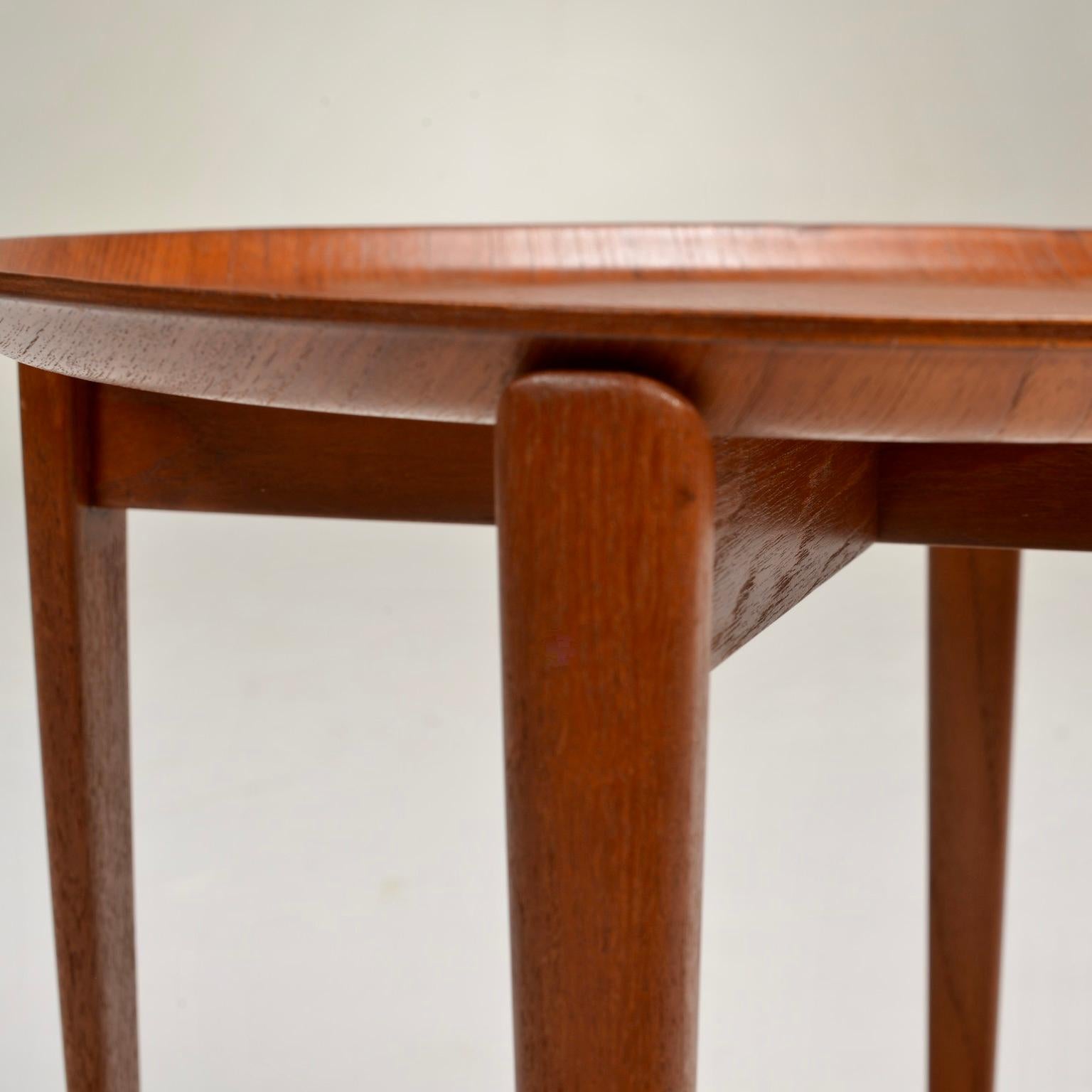 Table d'appoint en teck The Moderns suédoise en vente 5