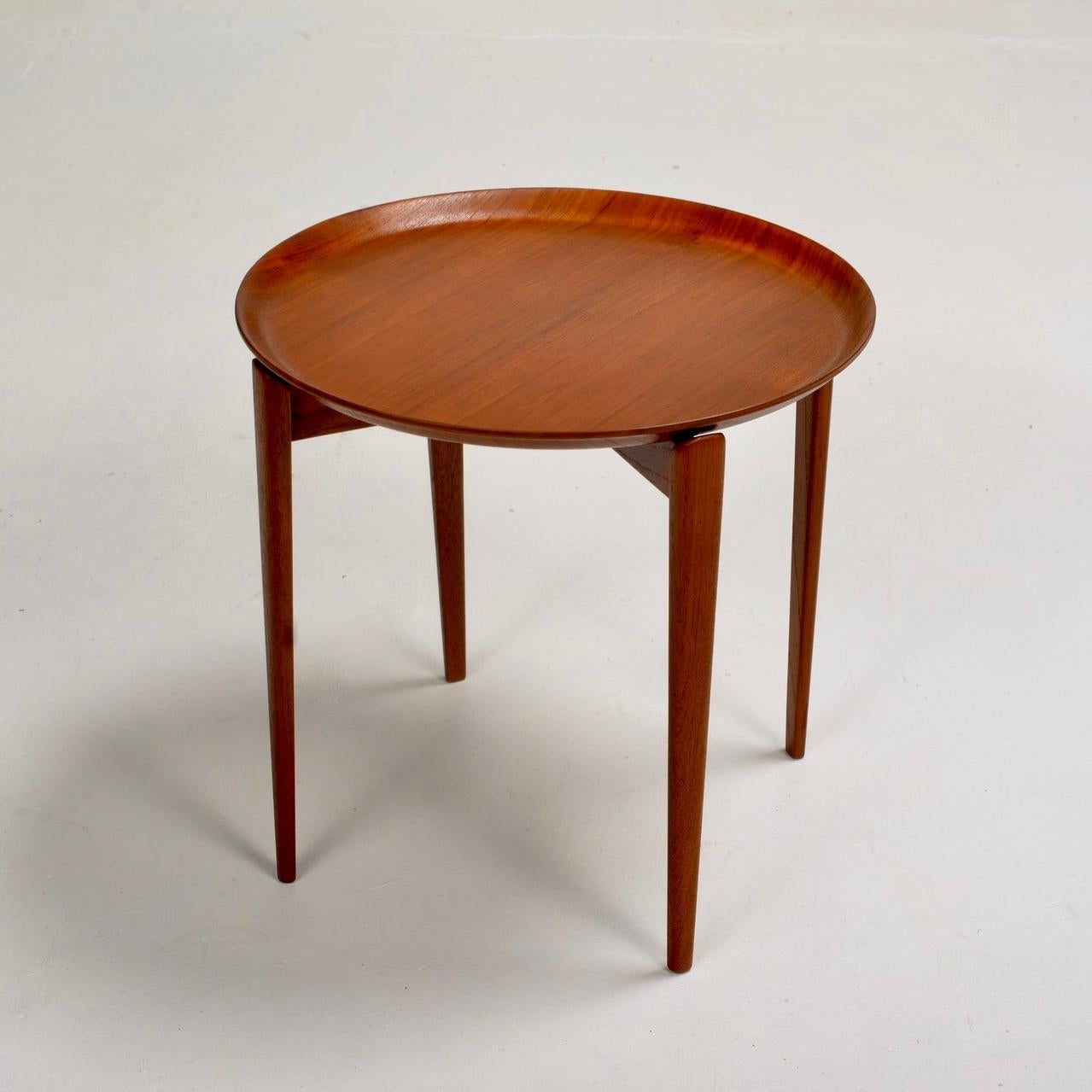 Magnifique table d'appoint à plateau en teck conçue et fabriquée en Suède vers les années 1960. Cette table d'appoint présente un cadre sculpté en teck à quatre pieds qui supporte un plateau rond amovible en teck, parfait pour transporter des objets