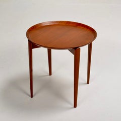 Mesa auxiliar moderna sueca con bandeja de teca