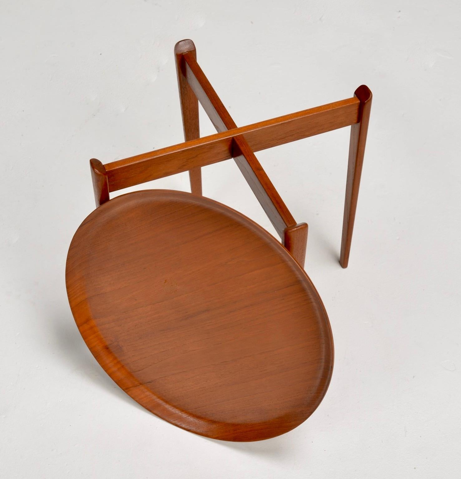 Mid-Century Modern Table d'appoint en teck The Moderns suédoise en vente