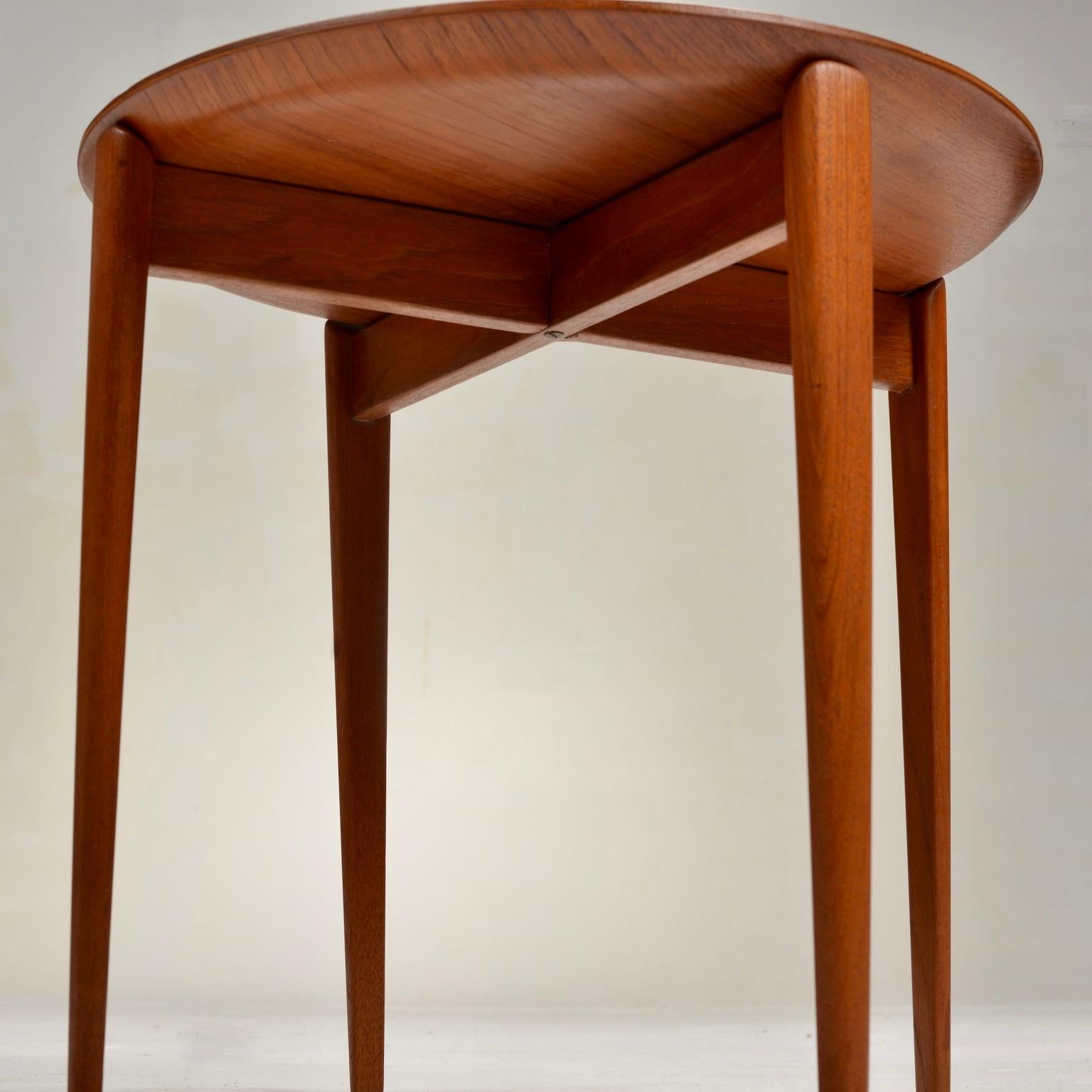 Moulé Table d'appoint en teck The Moderns suédoise en vente
