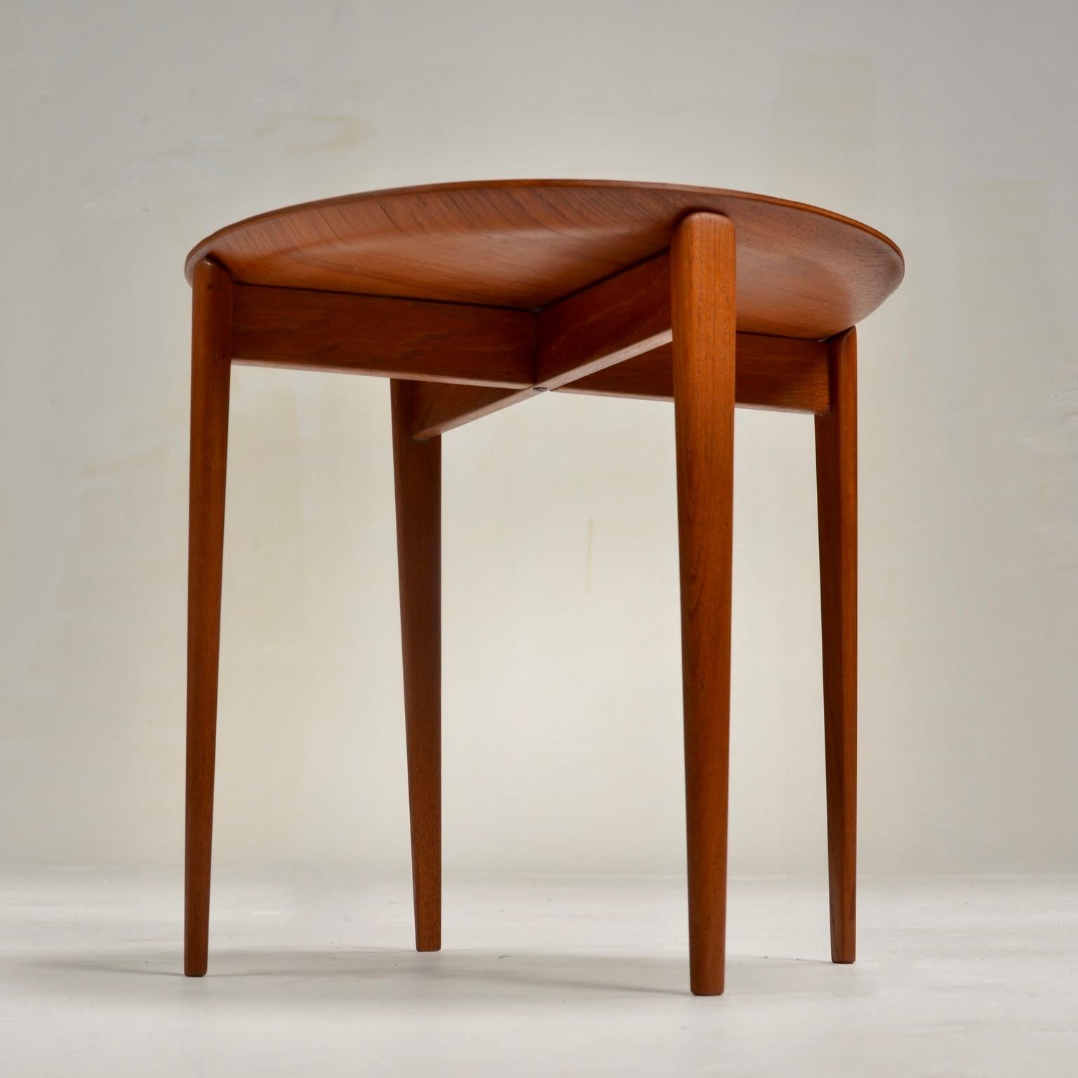 Table d'appoint en teck The Moderns suédoise Bon état - En vente à Los Angeles, CA