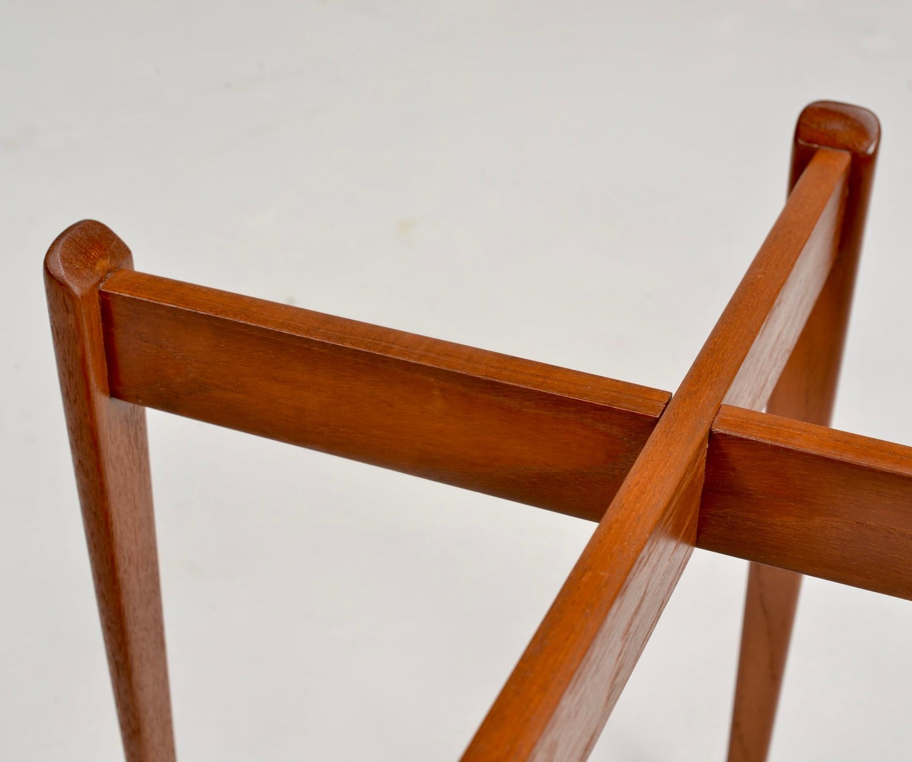 Teck Table d'appoint en teck The Moderns suédoise en vente