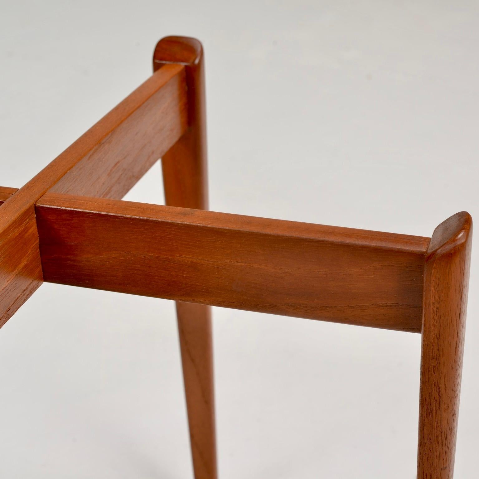 Table d'appoint en teck The Moderns suédoise en vente 1