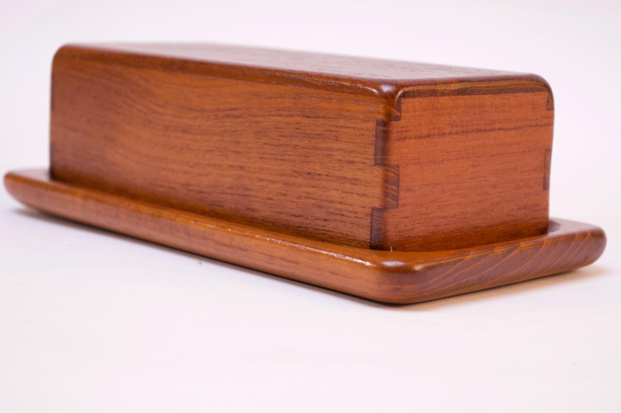 Butter dish designed in the 1960s by Sigvard Nilsson for Söwe-konst (Sövestad, Sweden). Solid teak with rectangular joint details. 
Very nice, vintage condition.
