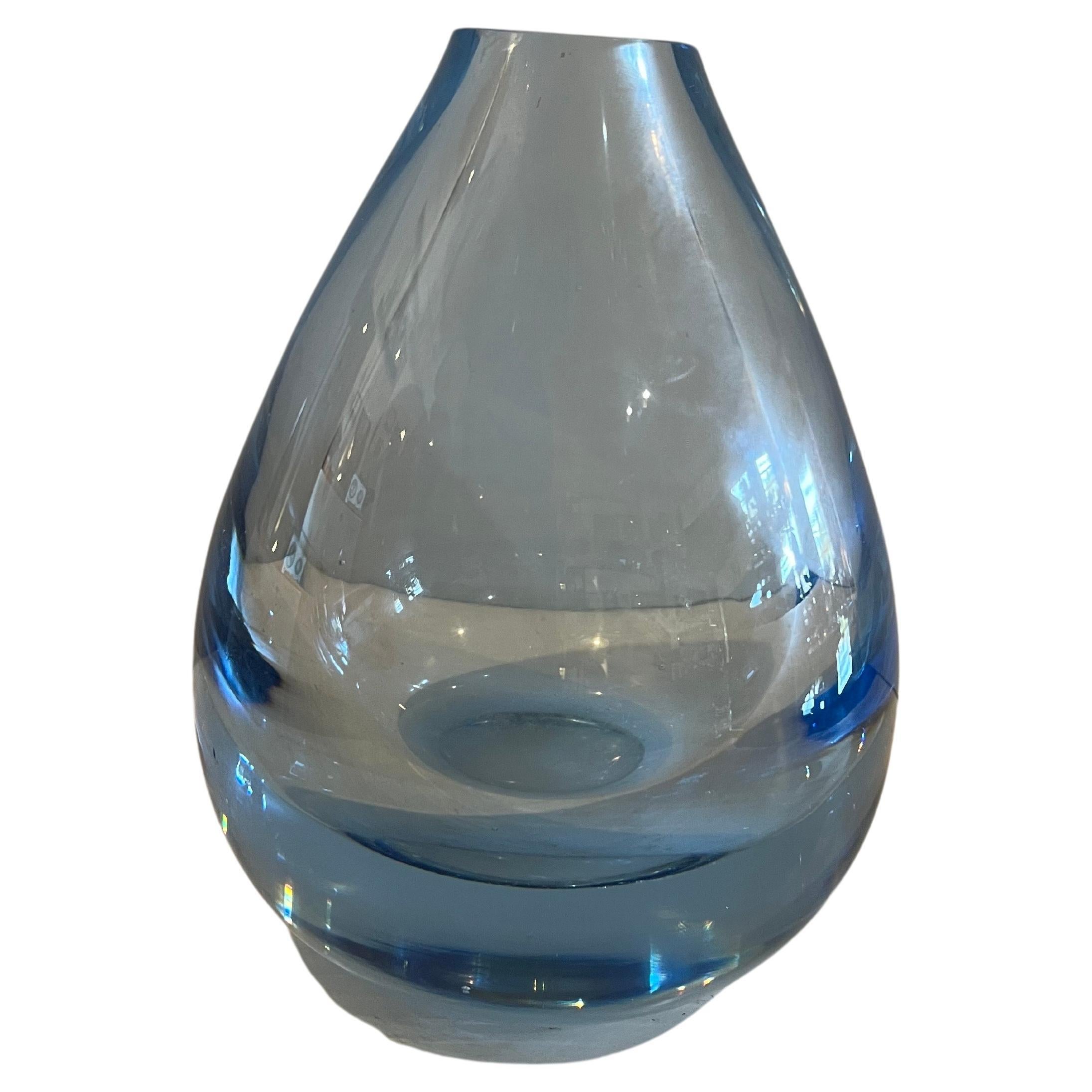 Scandinavo moderno Vaso a goccia svedese moderno in vetro blu spesso in vendita