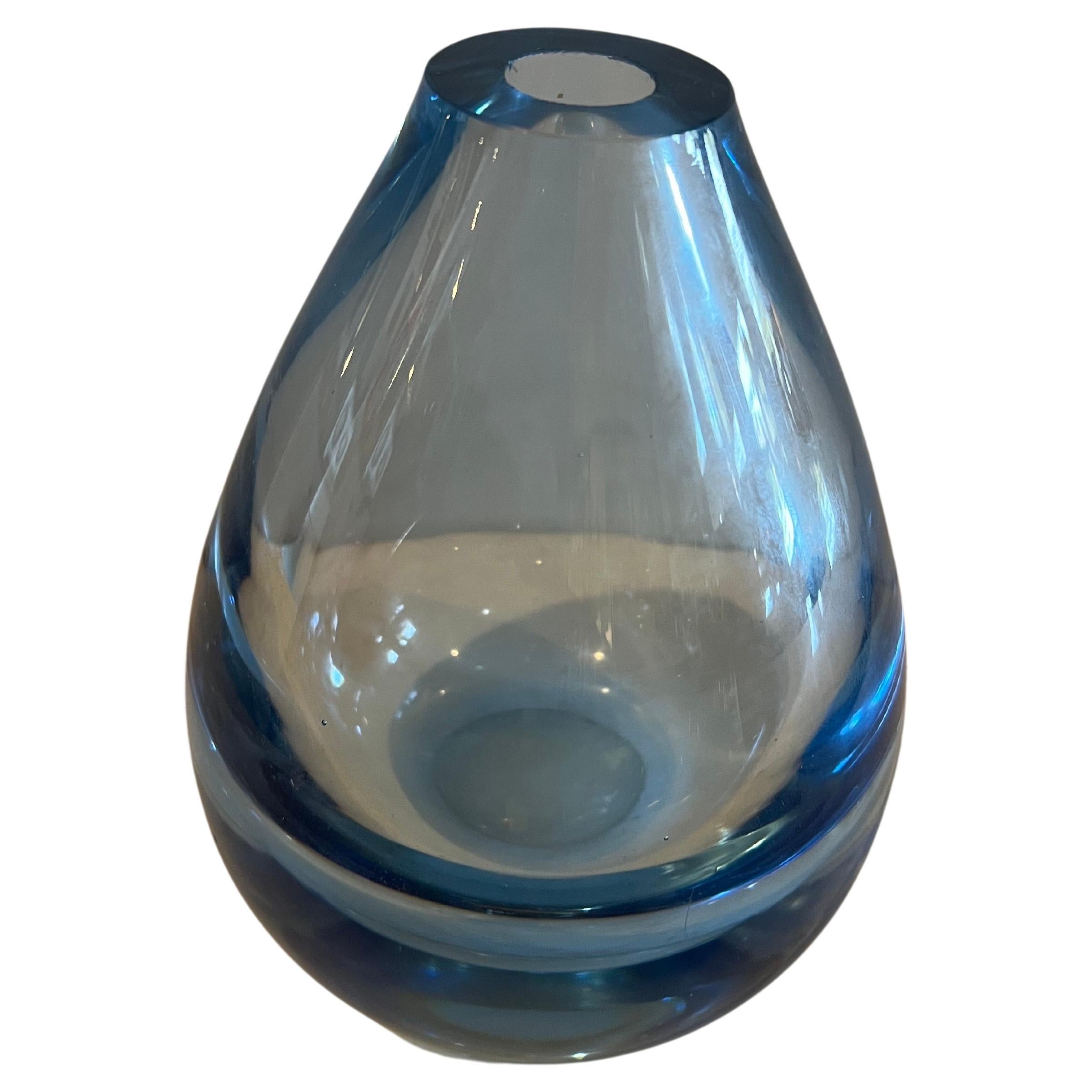 Vase moderne suédois en verre bleu épais en forme de goutte d'eau