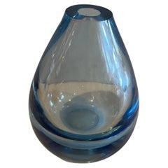 Vase moderne suédois en verre bleu épais en forme de goutte d'eau