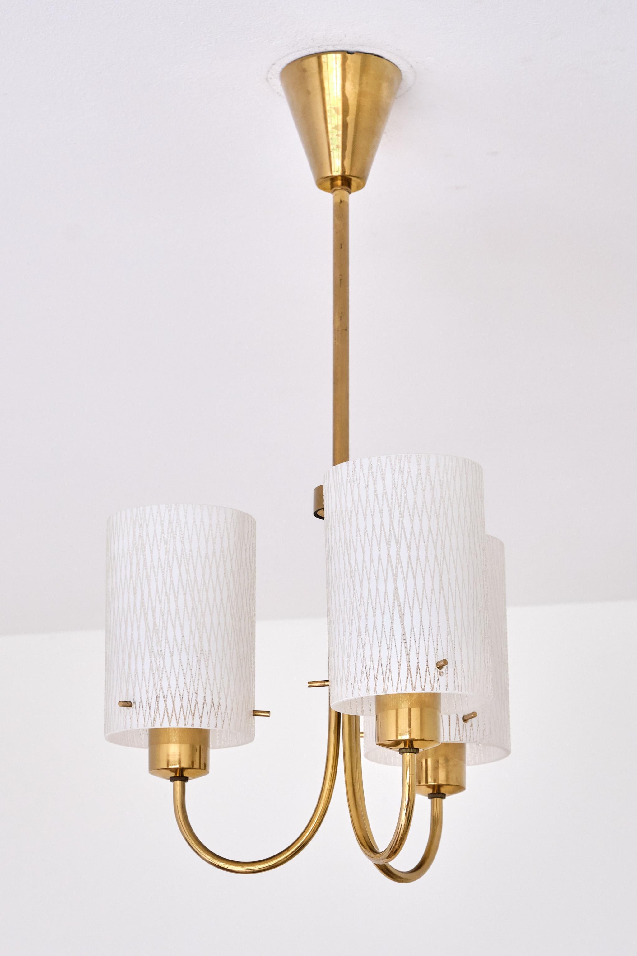 Lampada a sospensione moderna svedese a tre bracci con paralumi in vetro acidato, anni '50 in vendita 3