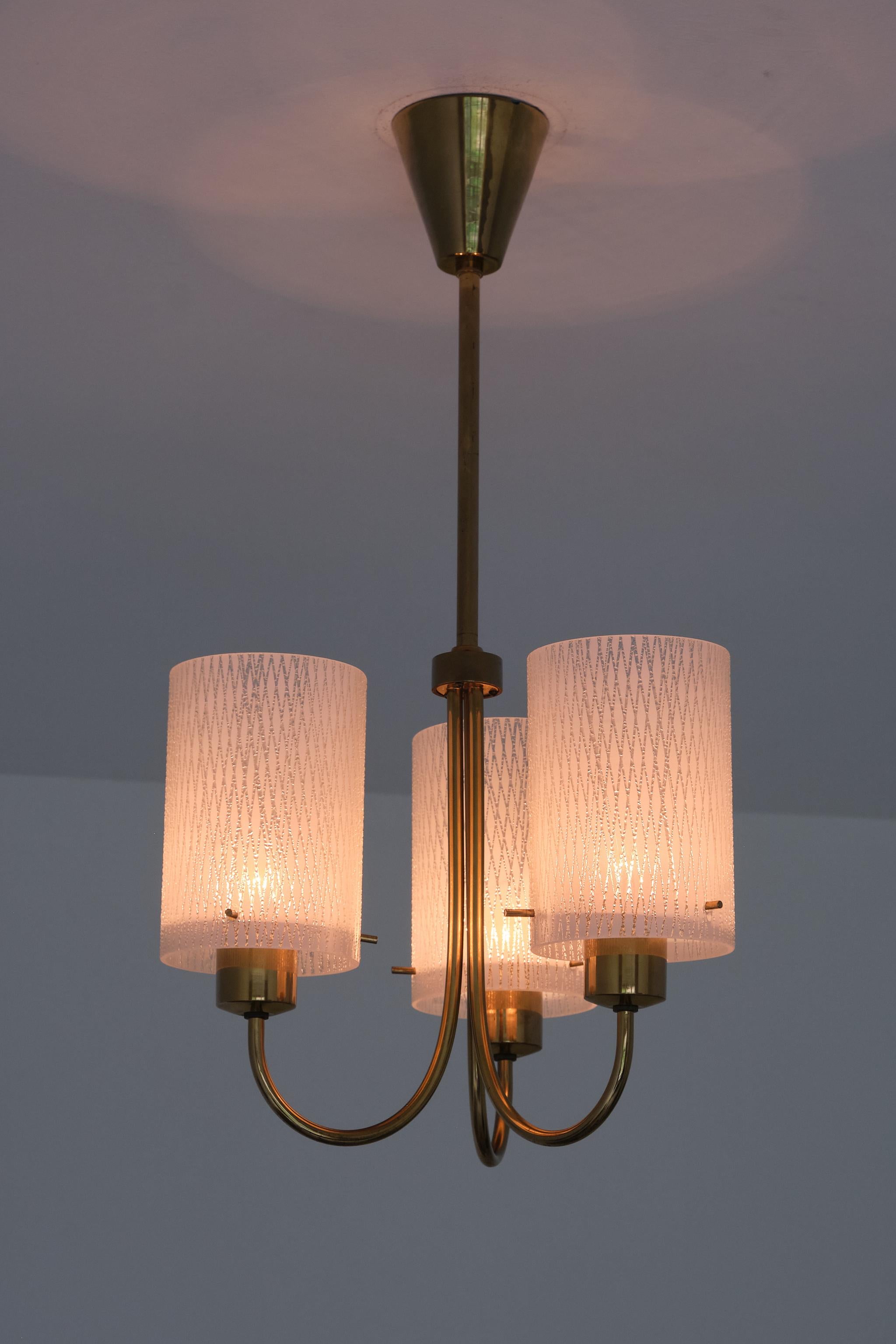 Lampada a sospensione moderna svedese a tre bracci con paralumi in vetro acidato, anni '50 in vendita 4