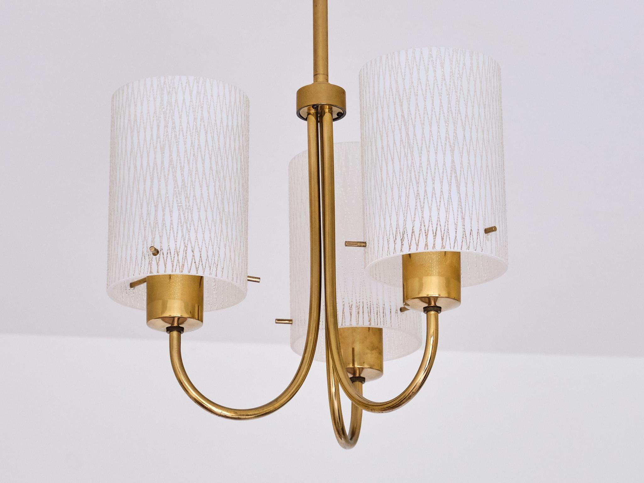 Lampada a sospensione moderna svedese a tre bracci con paralumi in vetro acidato, anni '50 in vendita 5