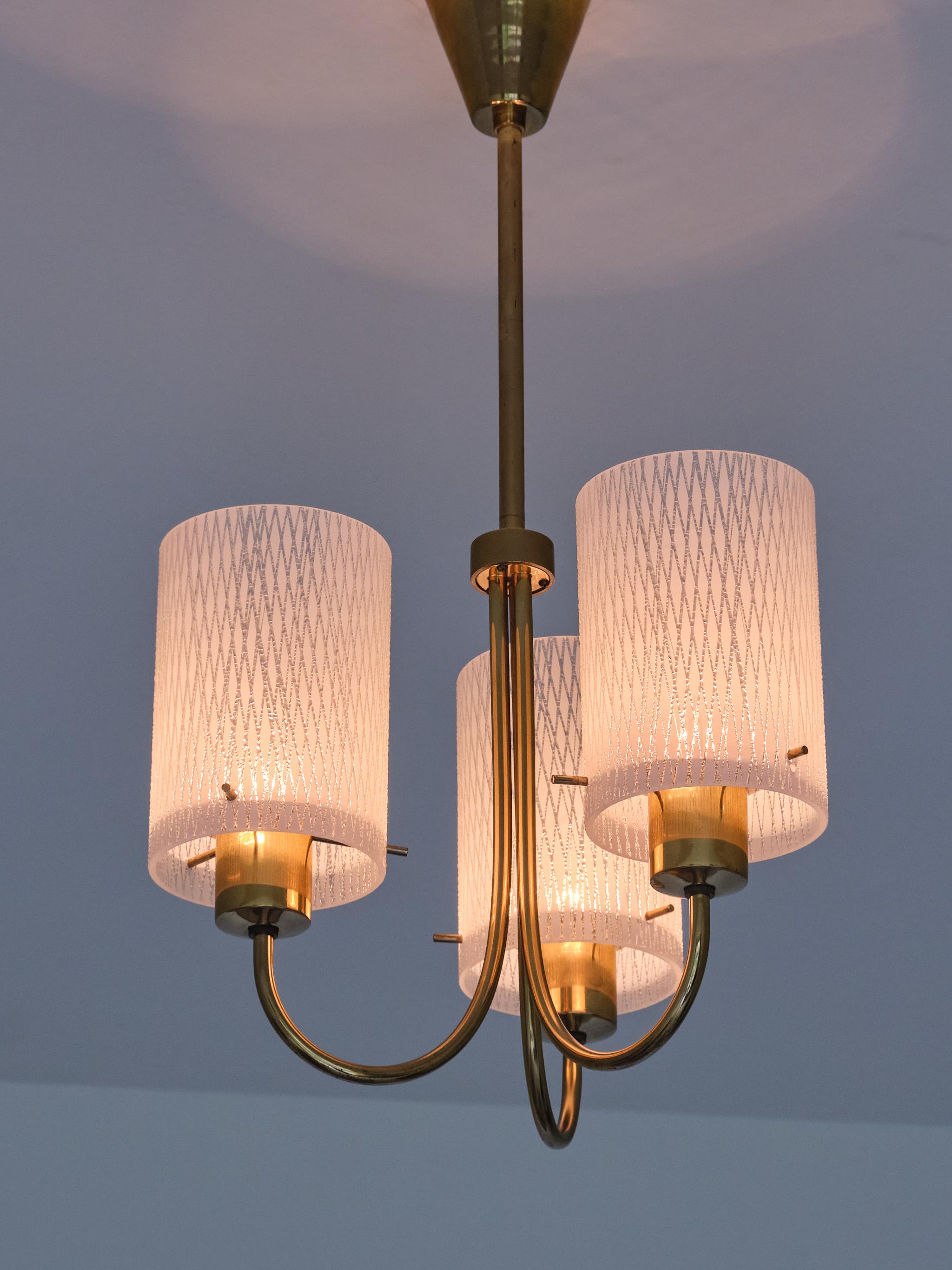 Lampada a sospensione moderna svedese a tre bracci con paralumi in vetro acidato, anni '50 in vendita 6