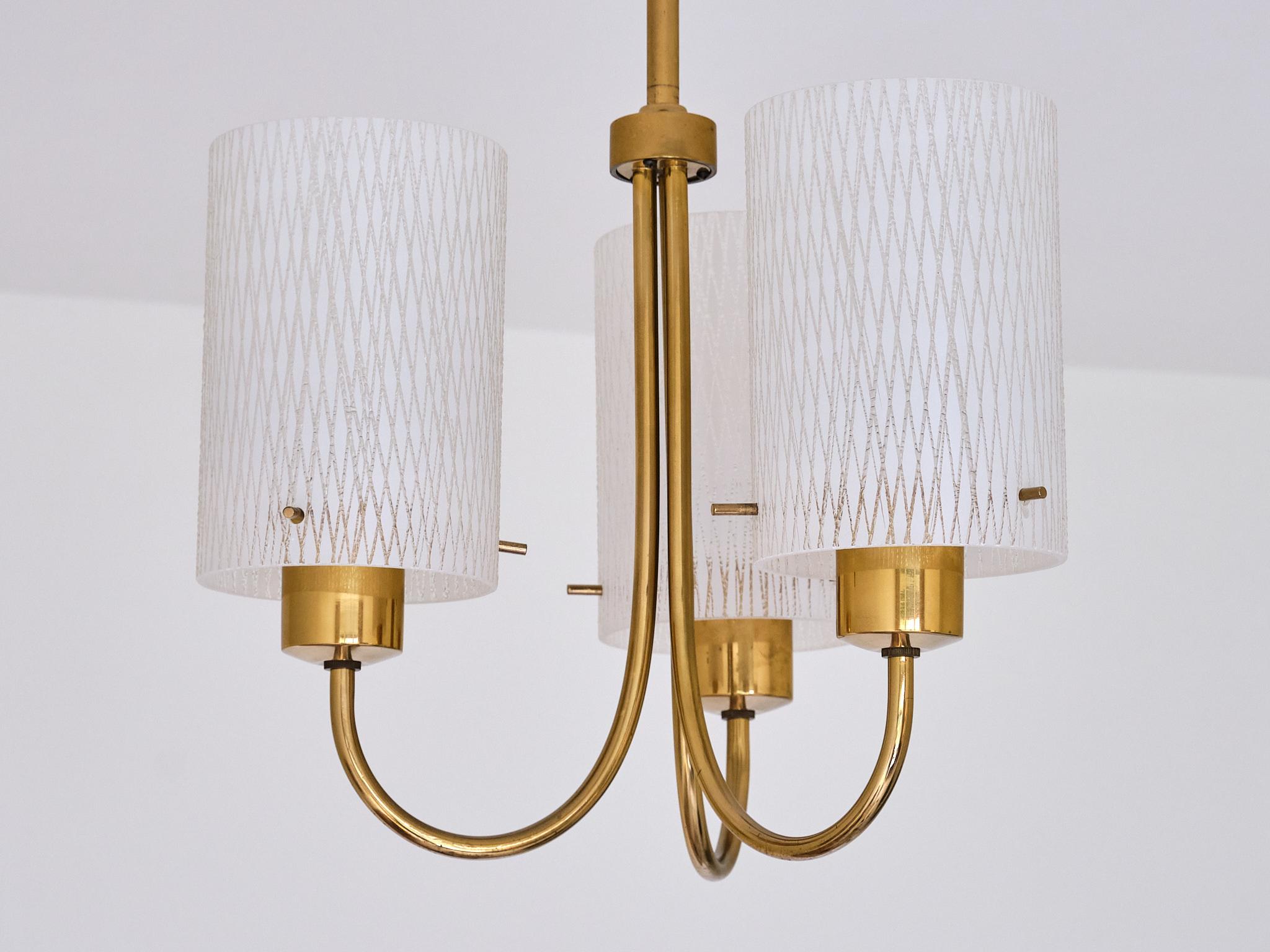 Scandinavo moderno Lampada a sospensione moderna svedese a tre bracci con paralumi in vetro acidato, anni '50 in vendita