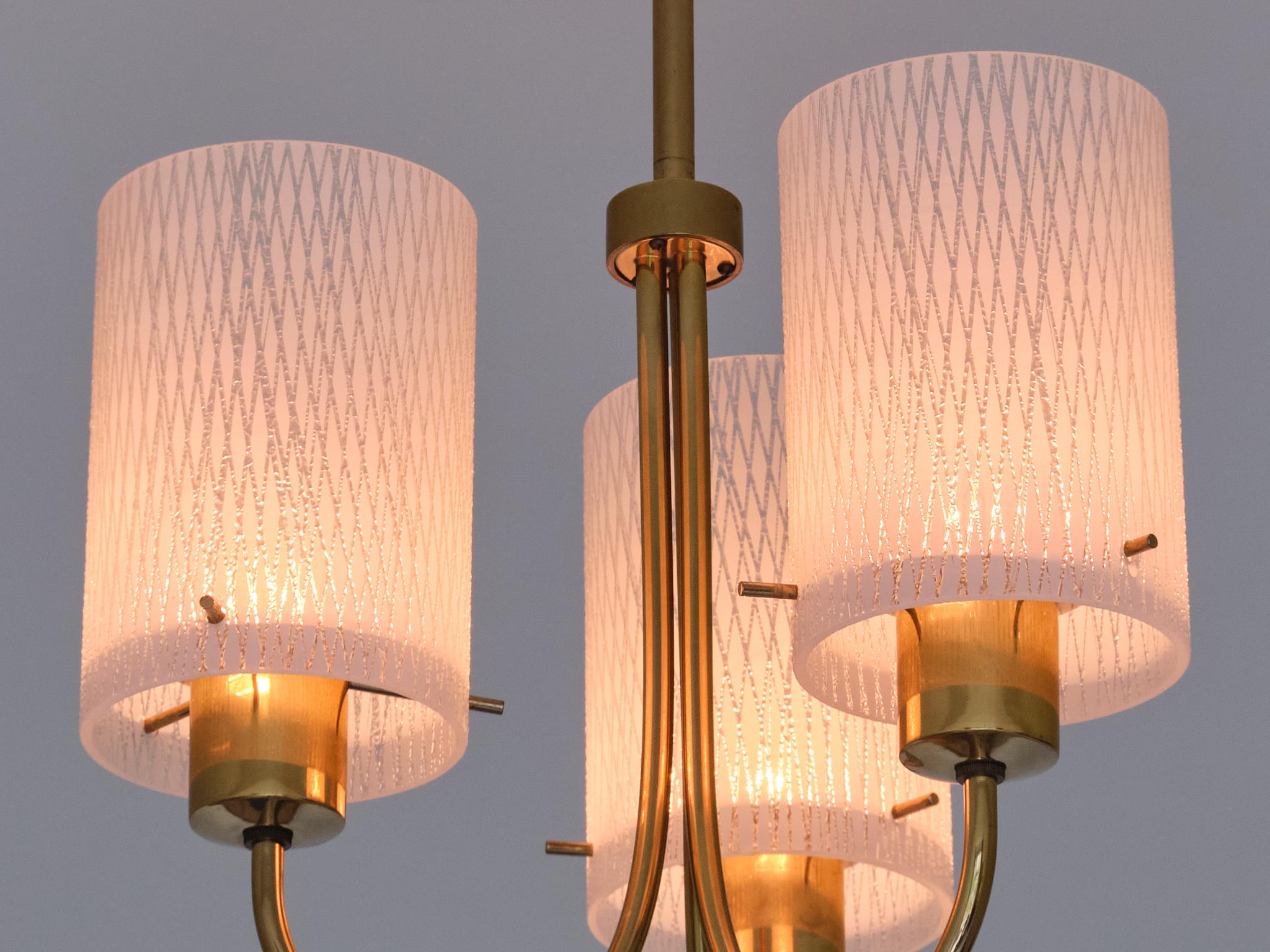 Lampada a sospensione moderna svedese a tre bracci con paralumi in vetro acidato, anni '50 In condizioni buone in vendita a The Hague, NL
