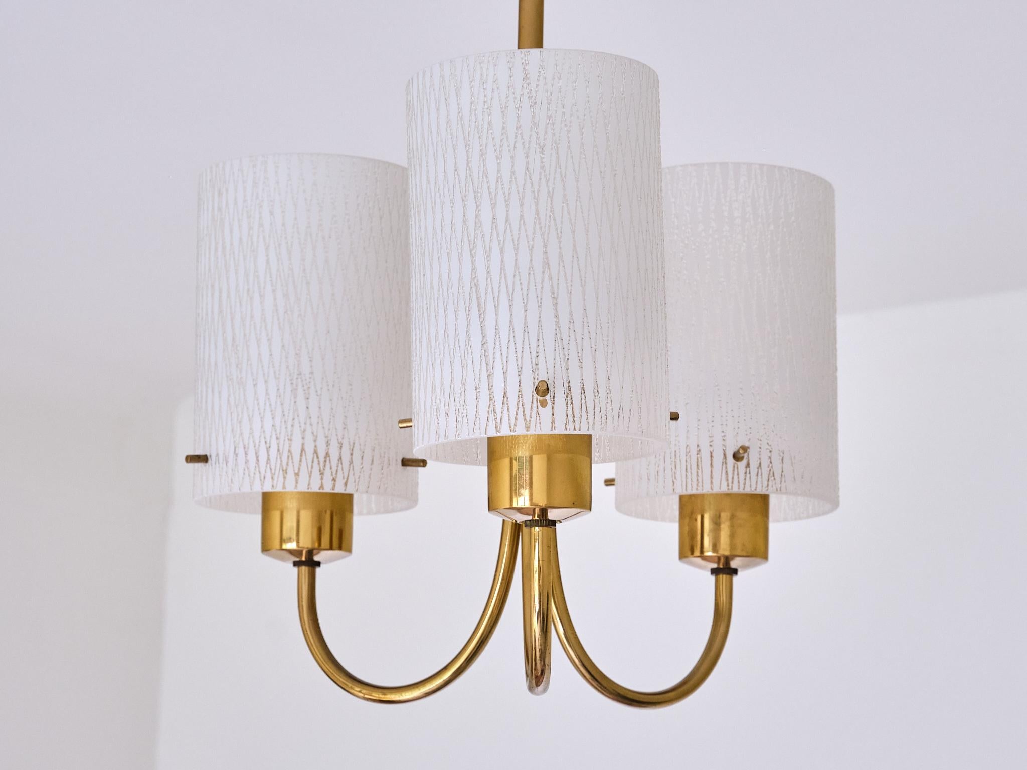 Metà XX secolo Lampada a sospensione moderna svedese a tre bracci con paralumi in vetro acidato, anni '50 in vendita