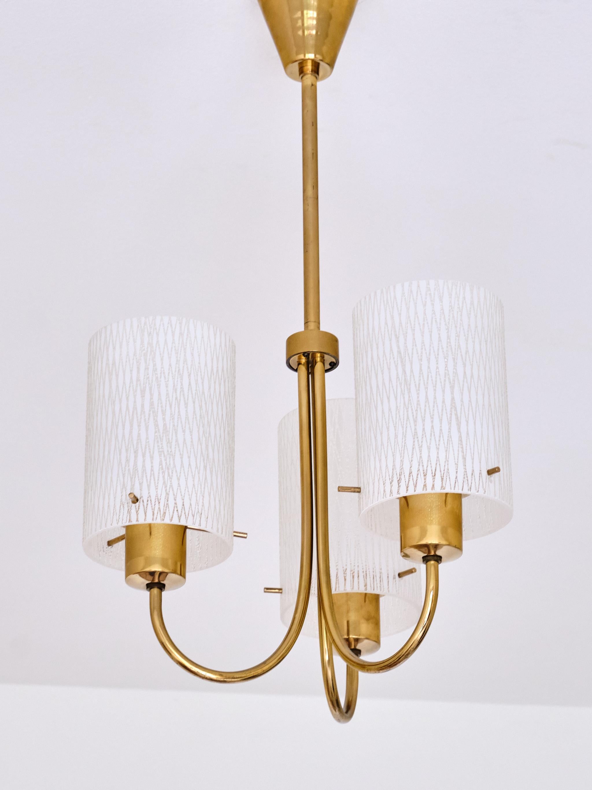 Ottone Lampada a sospensione moderna svedese a tre bracci con paralumi in vetro acidato, anni '50 in vendita