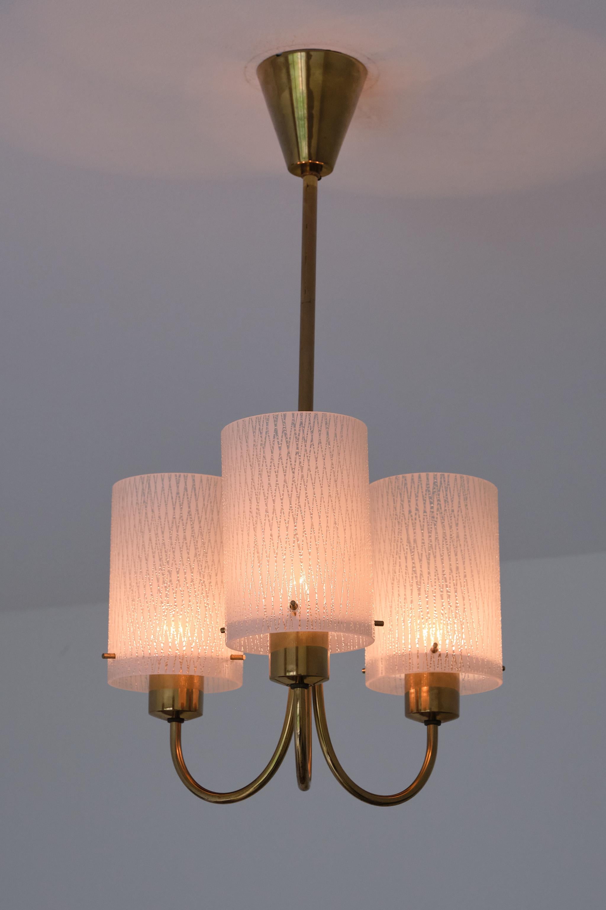 Lampada a sospensione moderna svedese a tre bracci con paralumi in vetro acidato, anni '50 in vendita 1