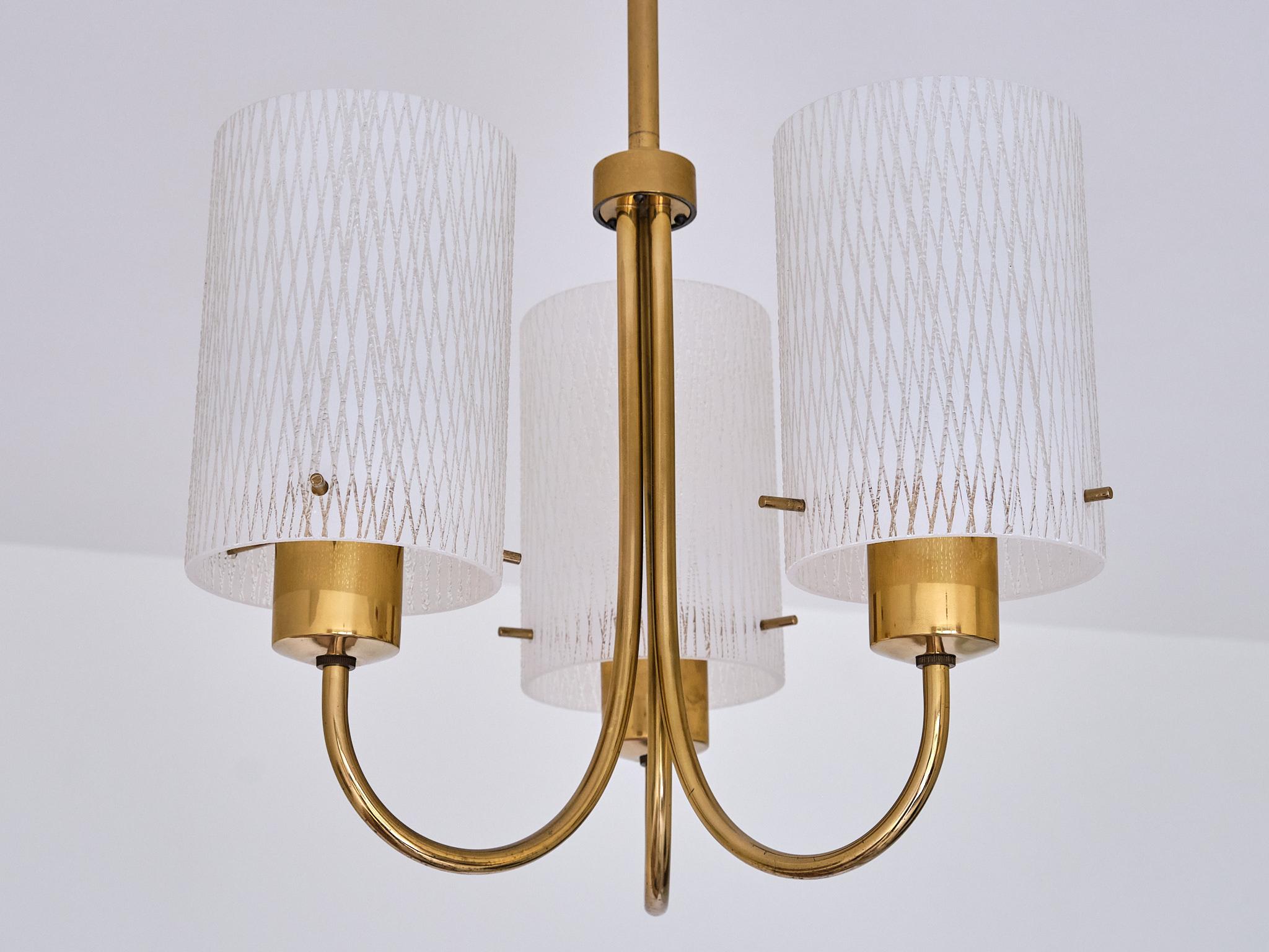Lampada a sospensione moderna svedese a tre bracci con paralumi in vetro acidato, anni '50 in vendita 2