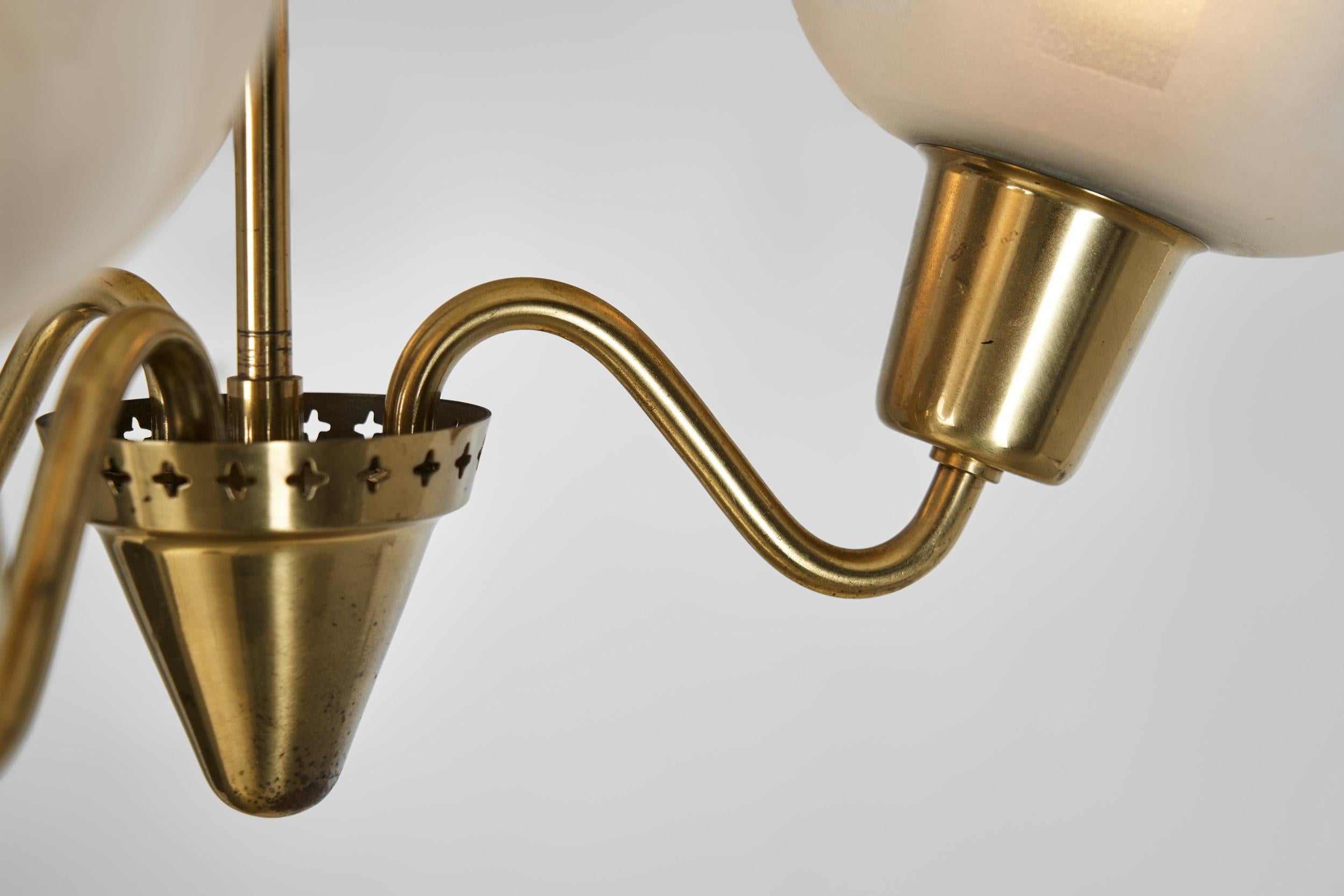 Lustre moderne suédois à trois bras avec abat-jour en verre dépoli, Suède, années 1940 en vente 5