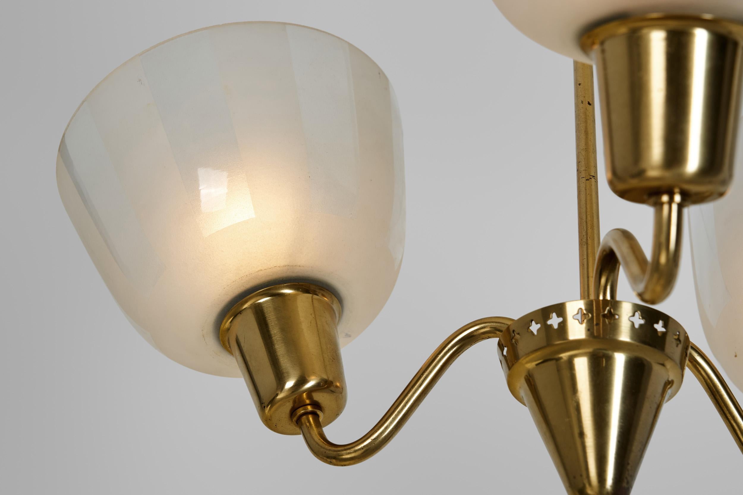 Lustre moderne suédois à trois bras avec abat-jour en verre dépoli, Suède, années 1940 en vente 6