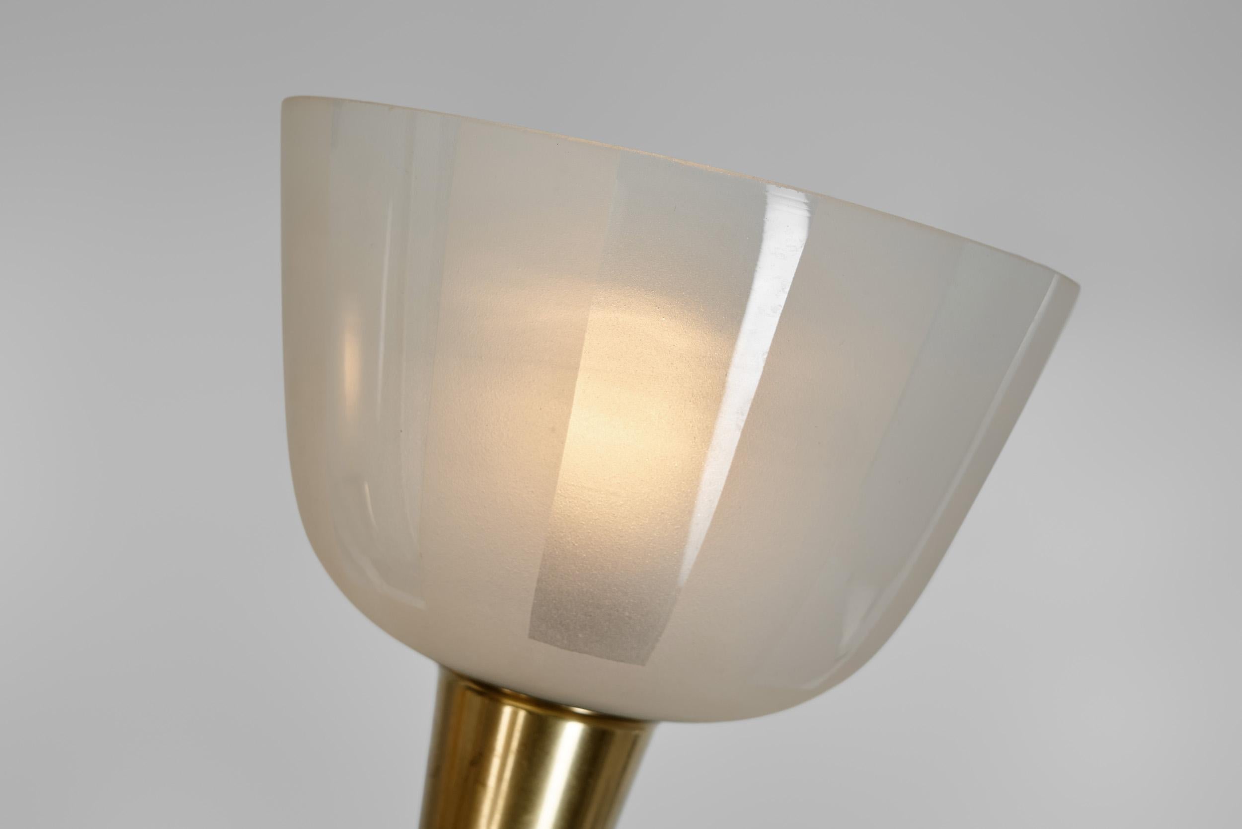 Lustre moderne suédois à trois bras avec abat-jour en verre dépoli, Suède, années 1940 en vente 7