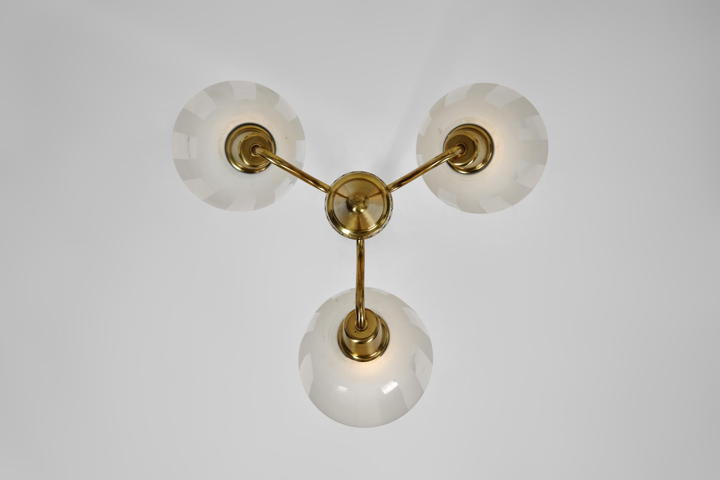 Lustre moderne suédois à trois bras avec abat-jour en verre dépoli, Suède, années 1940 en vente 9