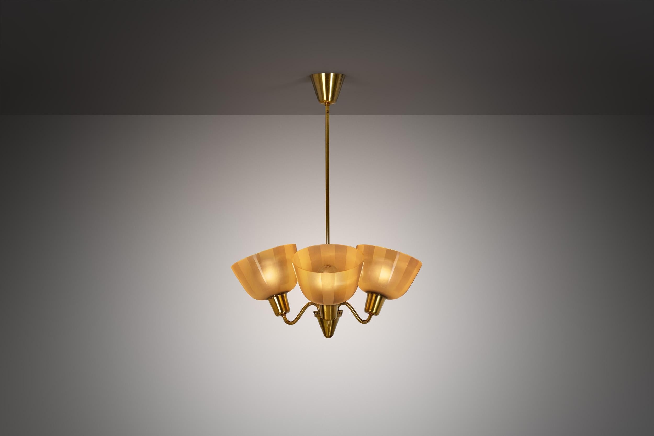 Ce lustre Swedish Modern incarne l'éthique du design épuré et fonctionnel qui caractérisait l'éclairage du milieu du siècle dernier. Le design scandinave en général a acquis une reconnaissance mondiale dans les années 1940, grâce à l'importance
