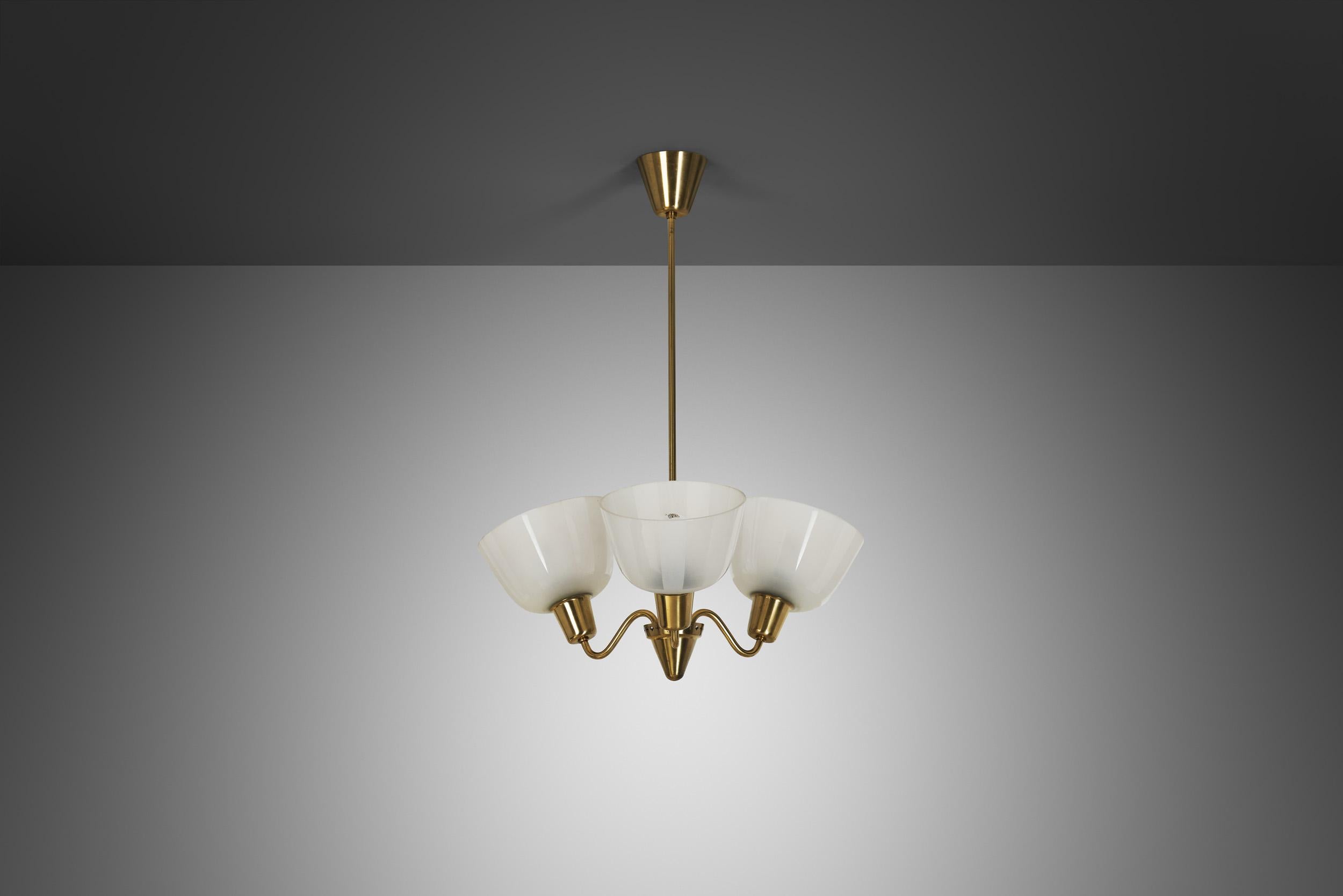 Scandinave moderne Lustre moderne suédois à trois bras avec abat-jour en verre dépoli, Suède, années 1940 en vente