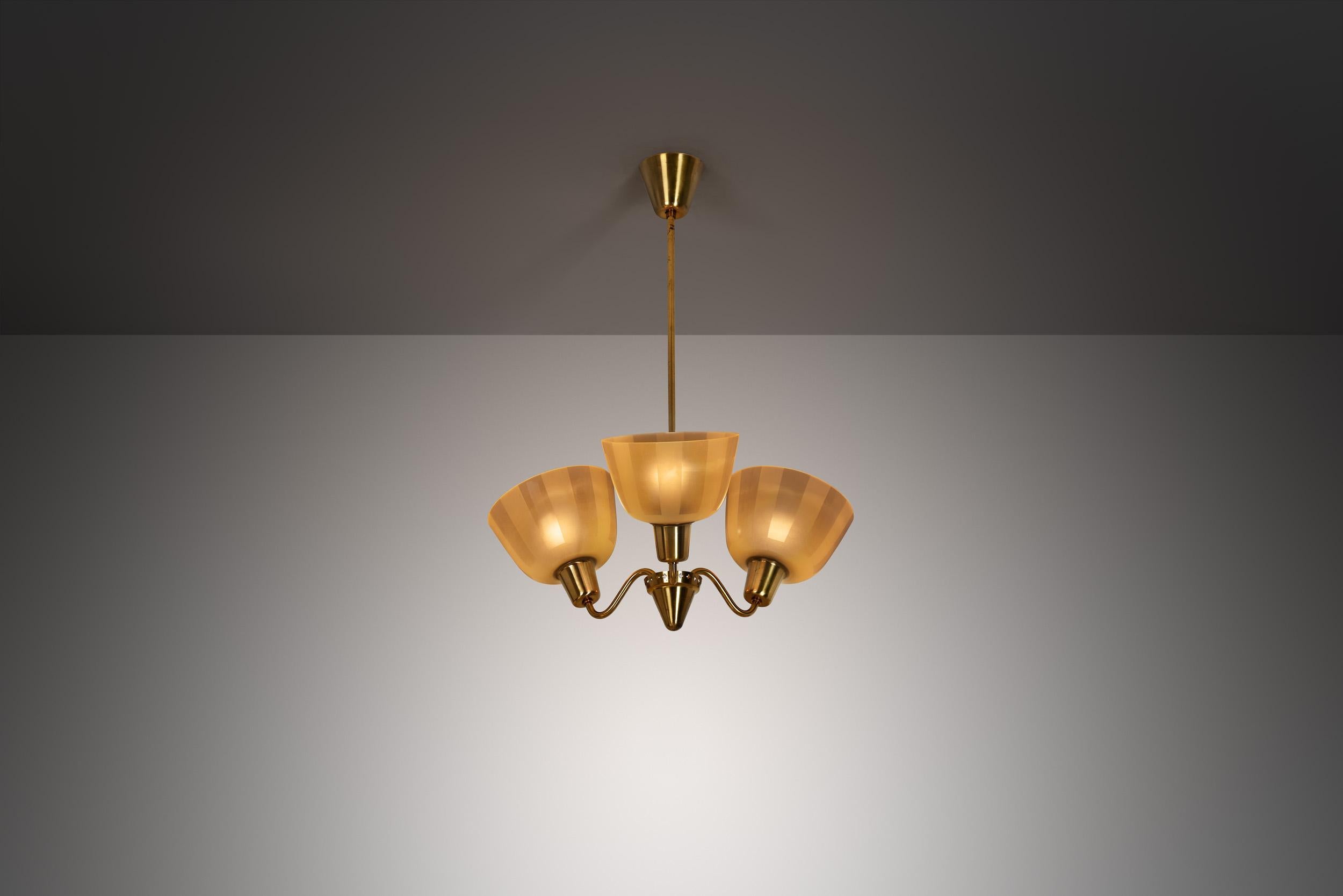 Lustre moderne suédois à trois bras avec abat-jour en verre dépoli, Suède, années 1940 Bon état - En vente à Utrecht, NL