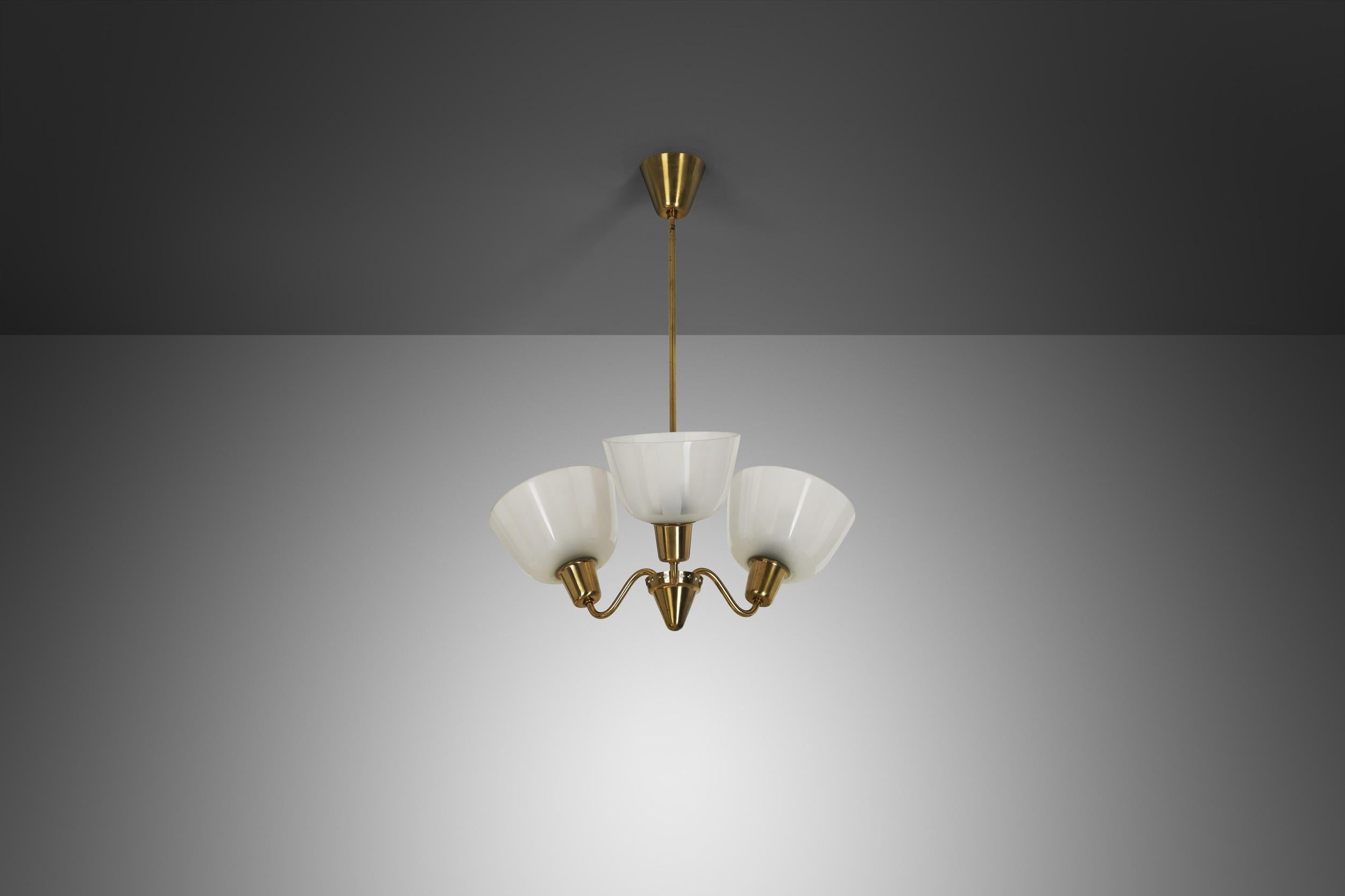 Milieu du XXe siècle Lustre moderne suédois à trois bras avec abat-jour en verre dépoli, Suède, années 1940 en vente