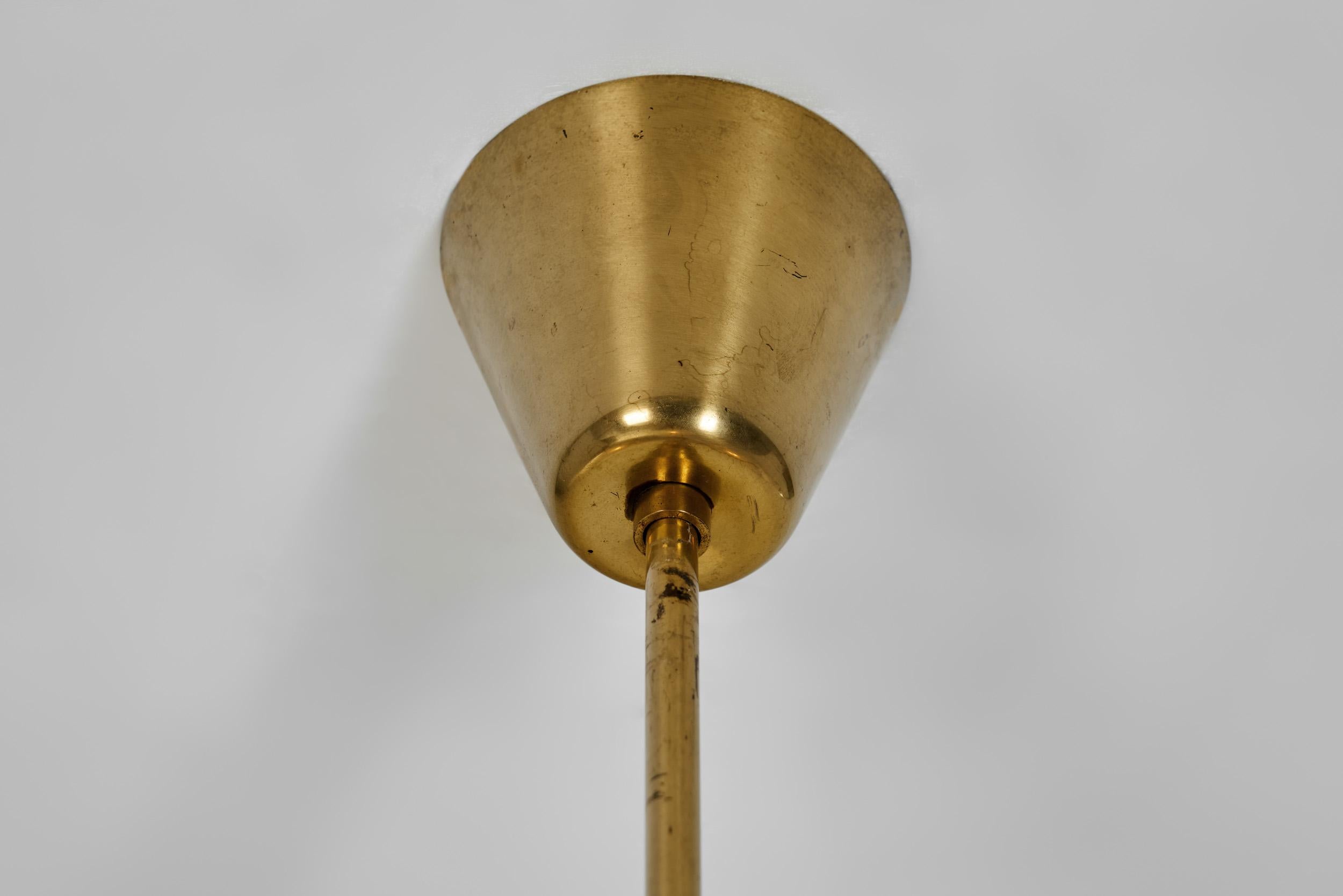 Laiton Lustre moderne suédois à trois bras avec abat-jour en verre dépoli, Suède, années 1940 en vente