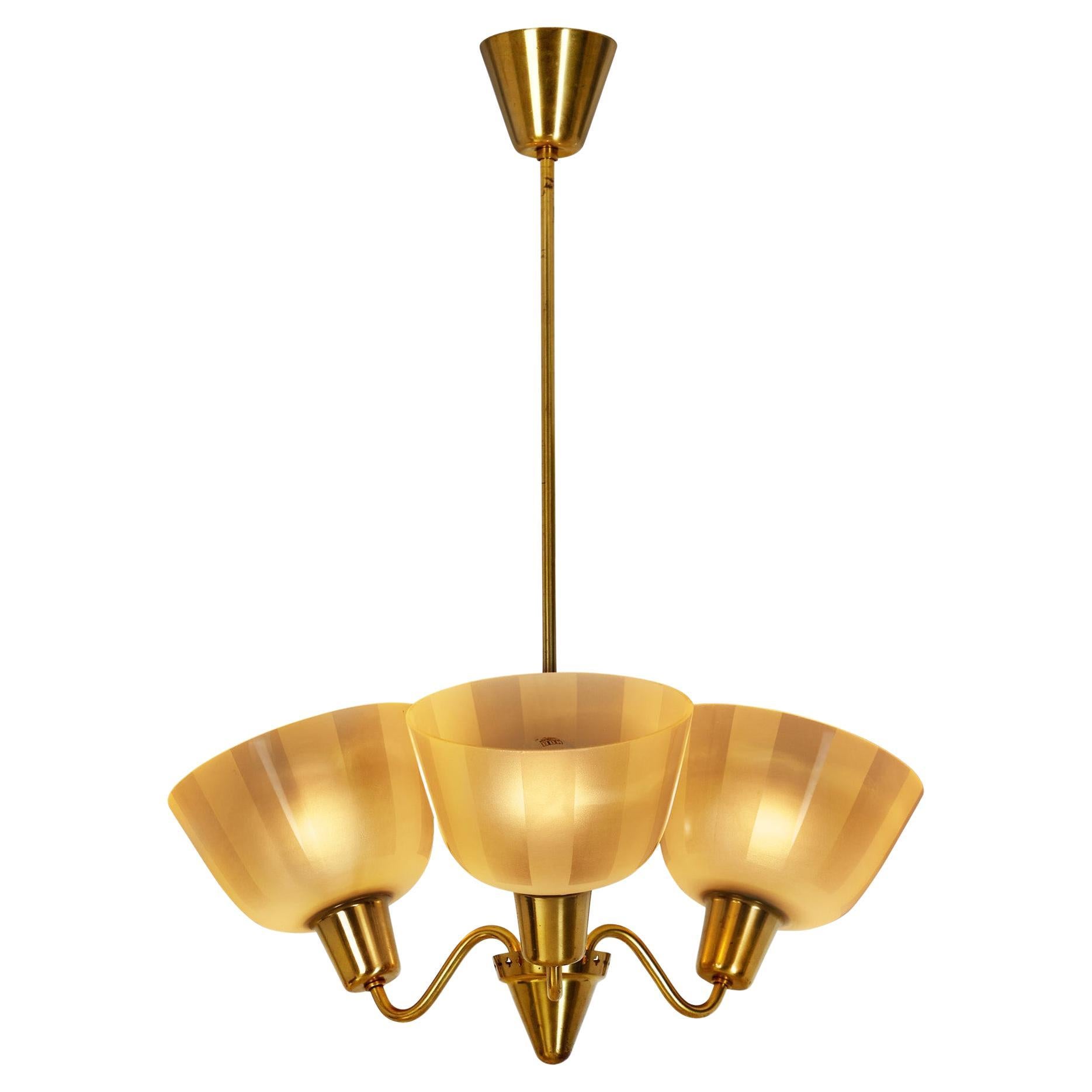 Lustre moderne suédois à trois bras avec abat-jour en verre dépoli, Suède, années 1940