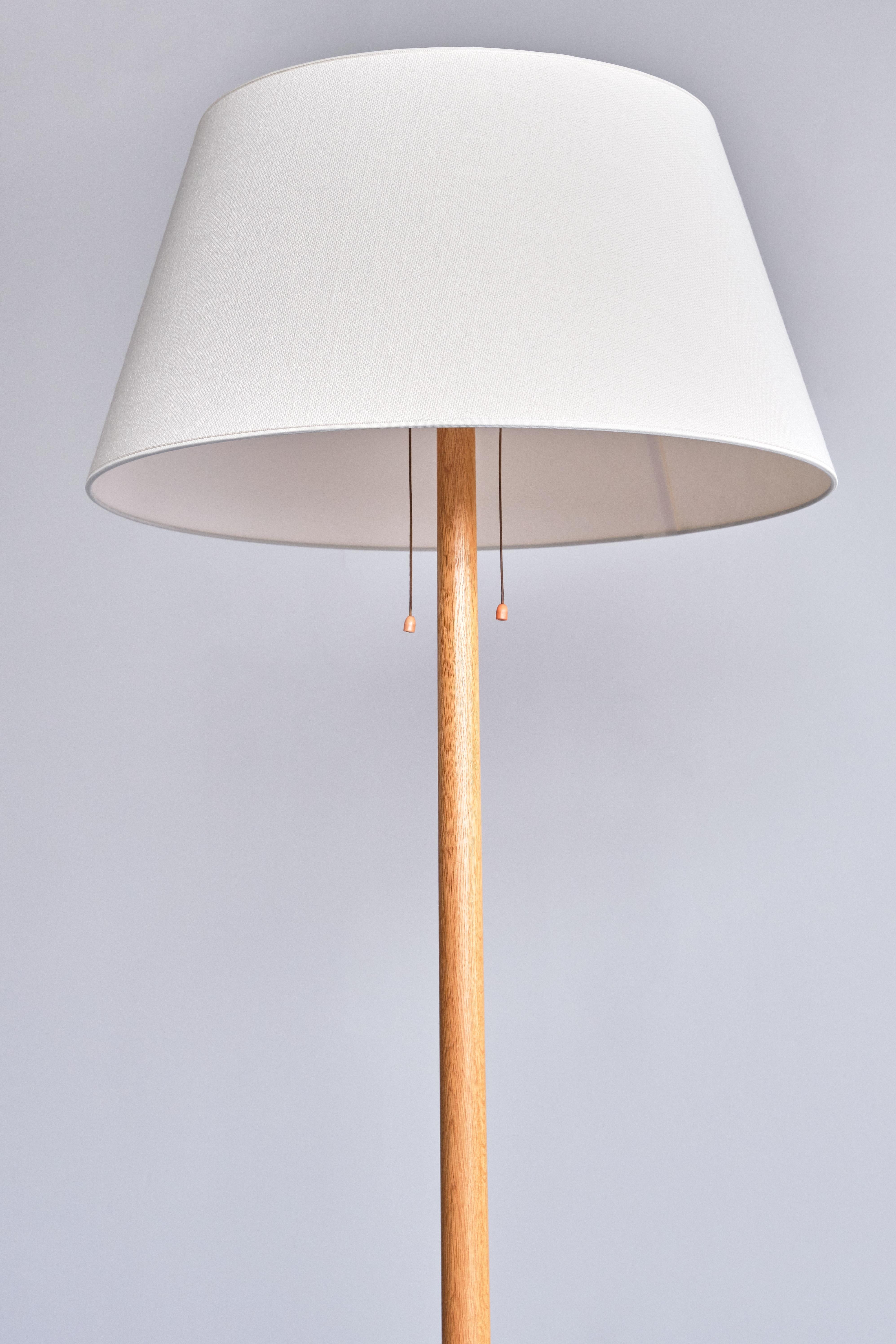 Swedish Modern Three Legged Floor Lamp in Oak, Svensk Hemslöjd, 1950s For Sale 4