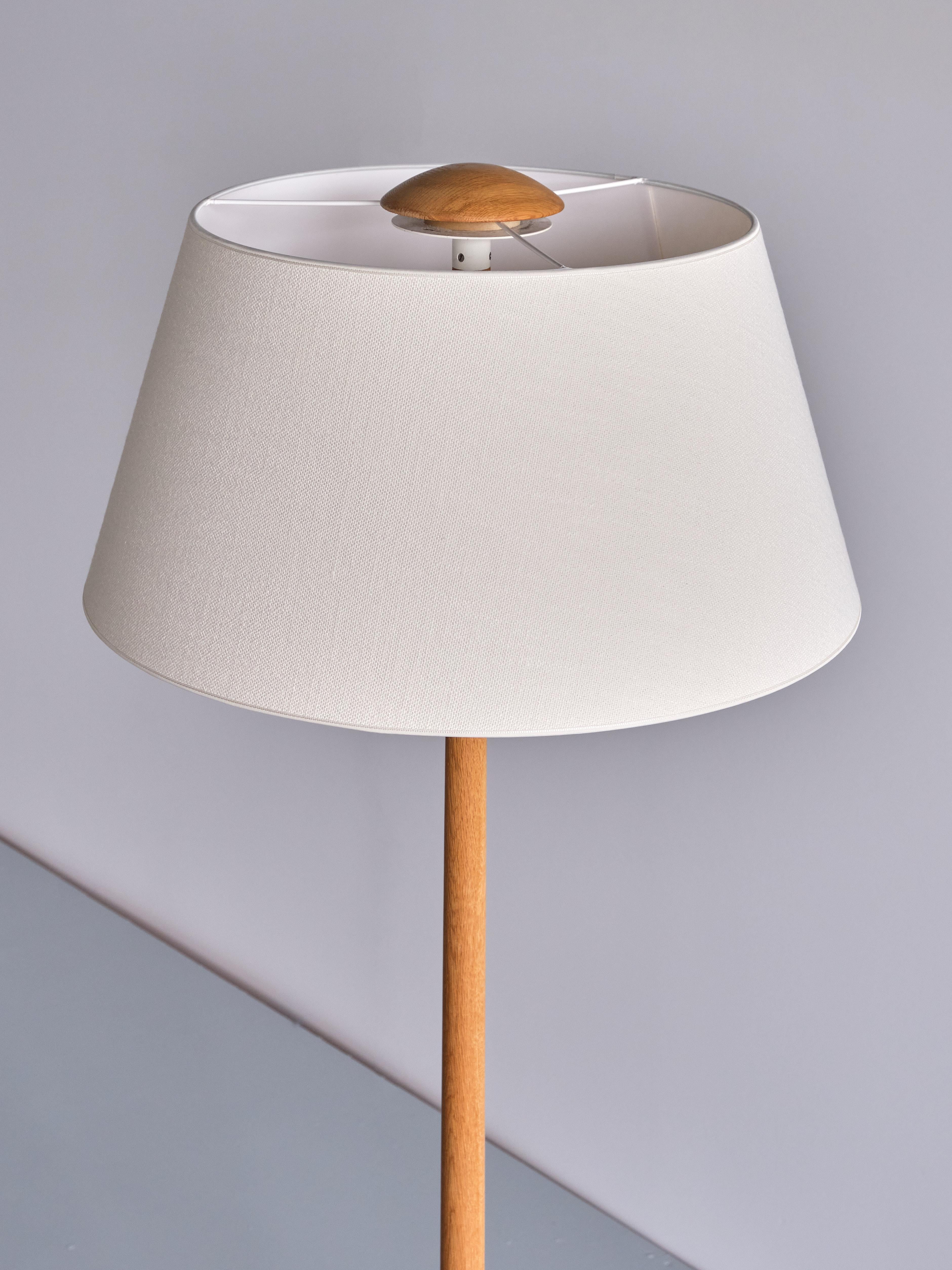 Swedish Modern Three Legged Floor Lamp in Oak, Svensk Hemslöjd, 1950s For Sale 5