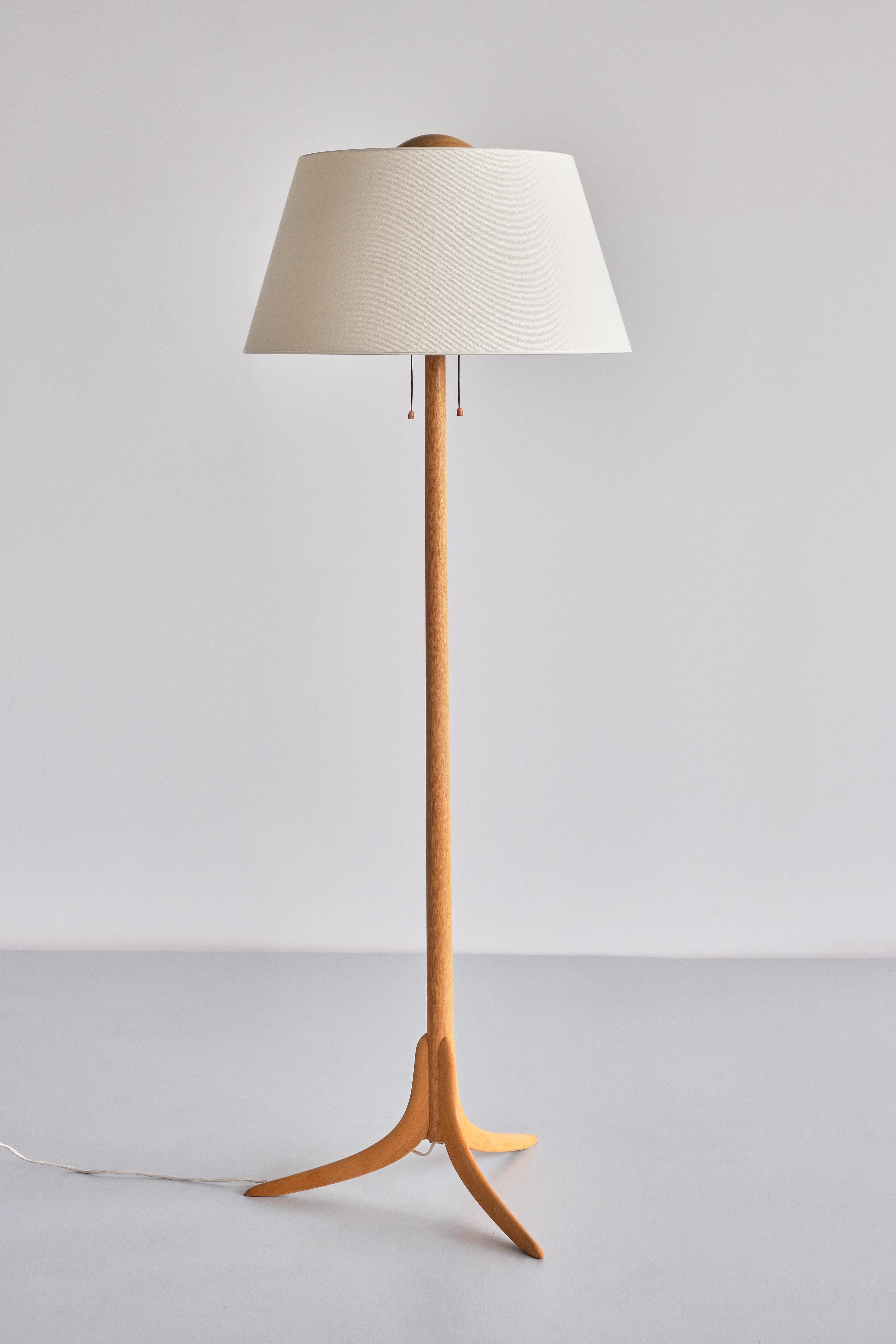 Swedish Modern Three Legged Floor Lamp in Oak, Svensk Hemslöjd, 1950s For Sale 7